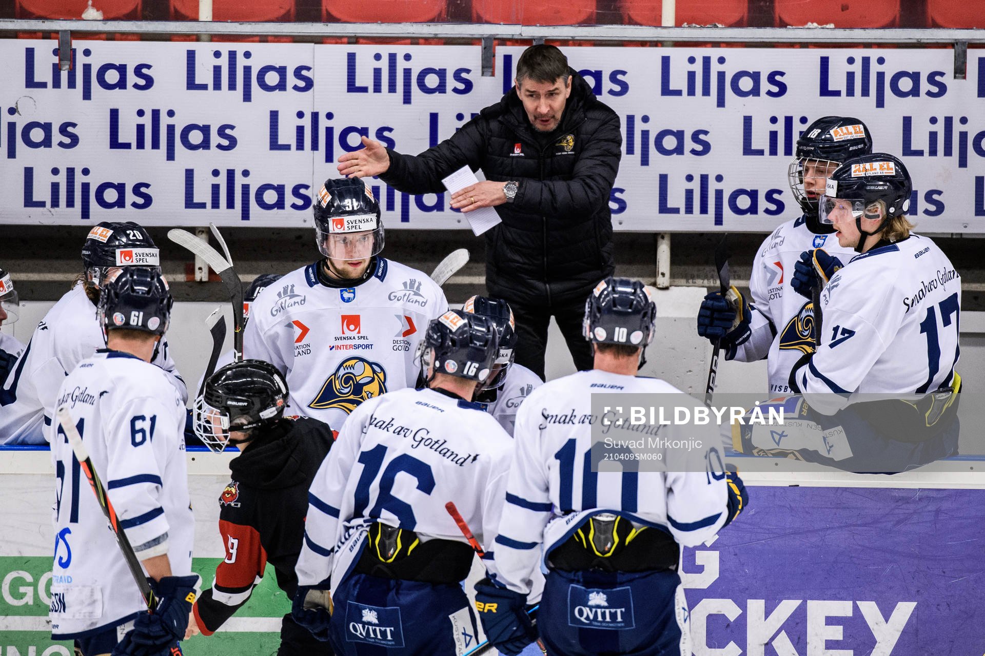 Visby/Romas tränare Hans Särkijärvi pratar med sina