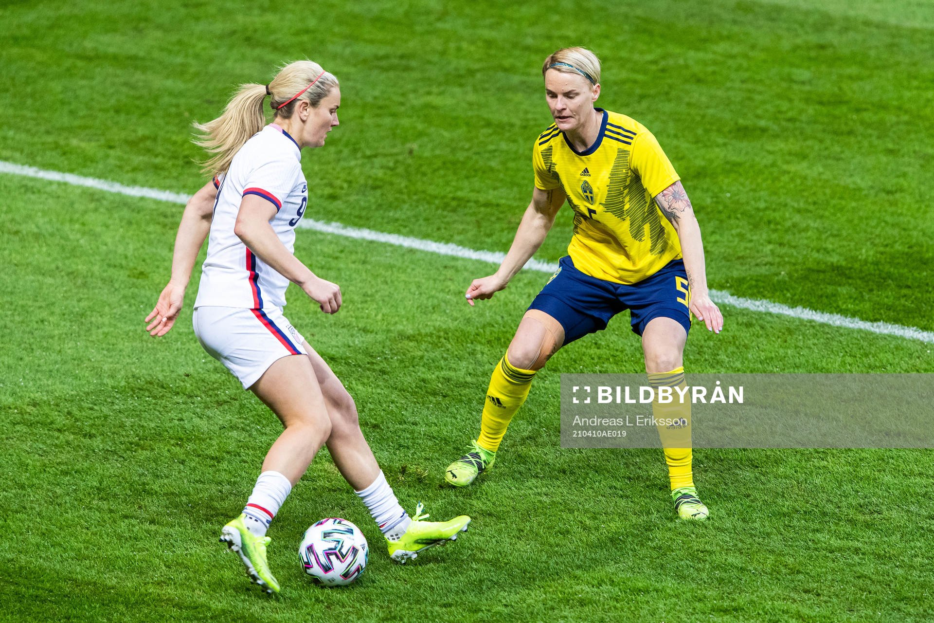 Lindsey Horan of USA and Nilla Fischer of Sweden