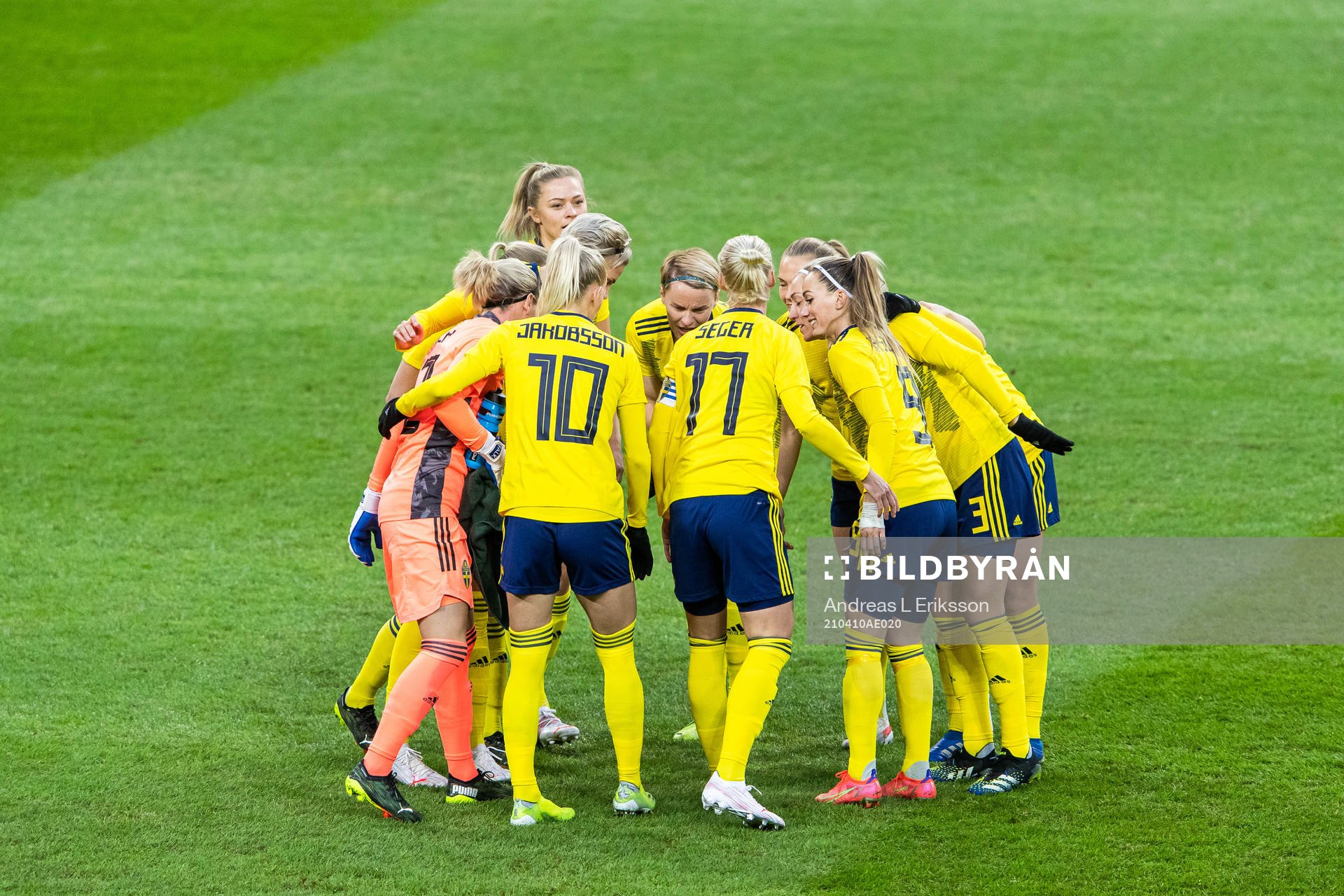 Players of Sweden gather