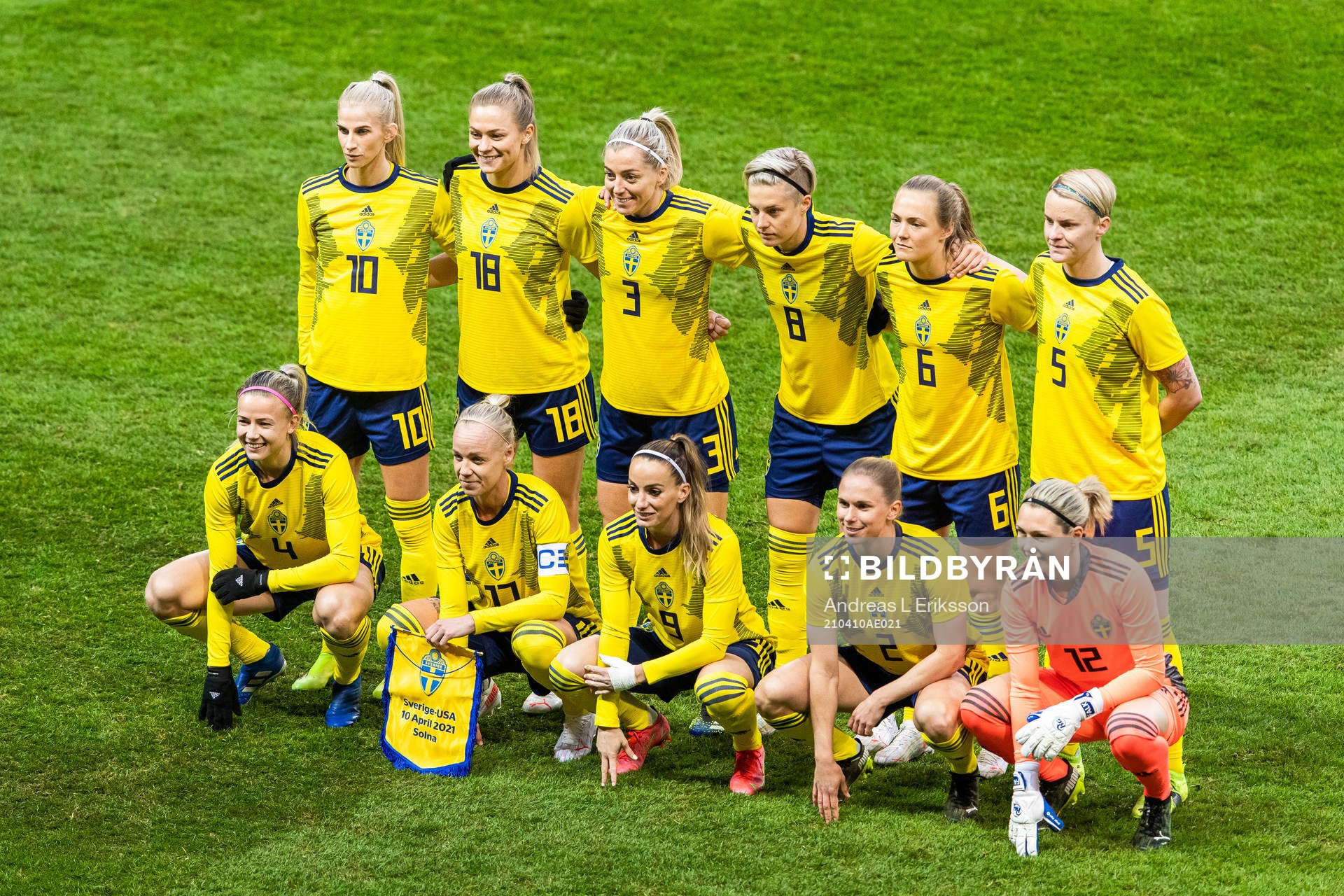 The starting eleven of Sweden, from the top left, Sofia Jakobsson, Fridolina Rolfö, Linda Sembrant, Lina Hurtig, Nilla Fischer, Hanna Glas, Caroline Seger, Kosovare Asllani, Jonna Andersson and goalkeeper Jennifer Falk pose for a picture ahead during the women's international friendly football match between Sweden and USA on April 10, 2021 in Stockholm. 
