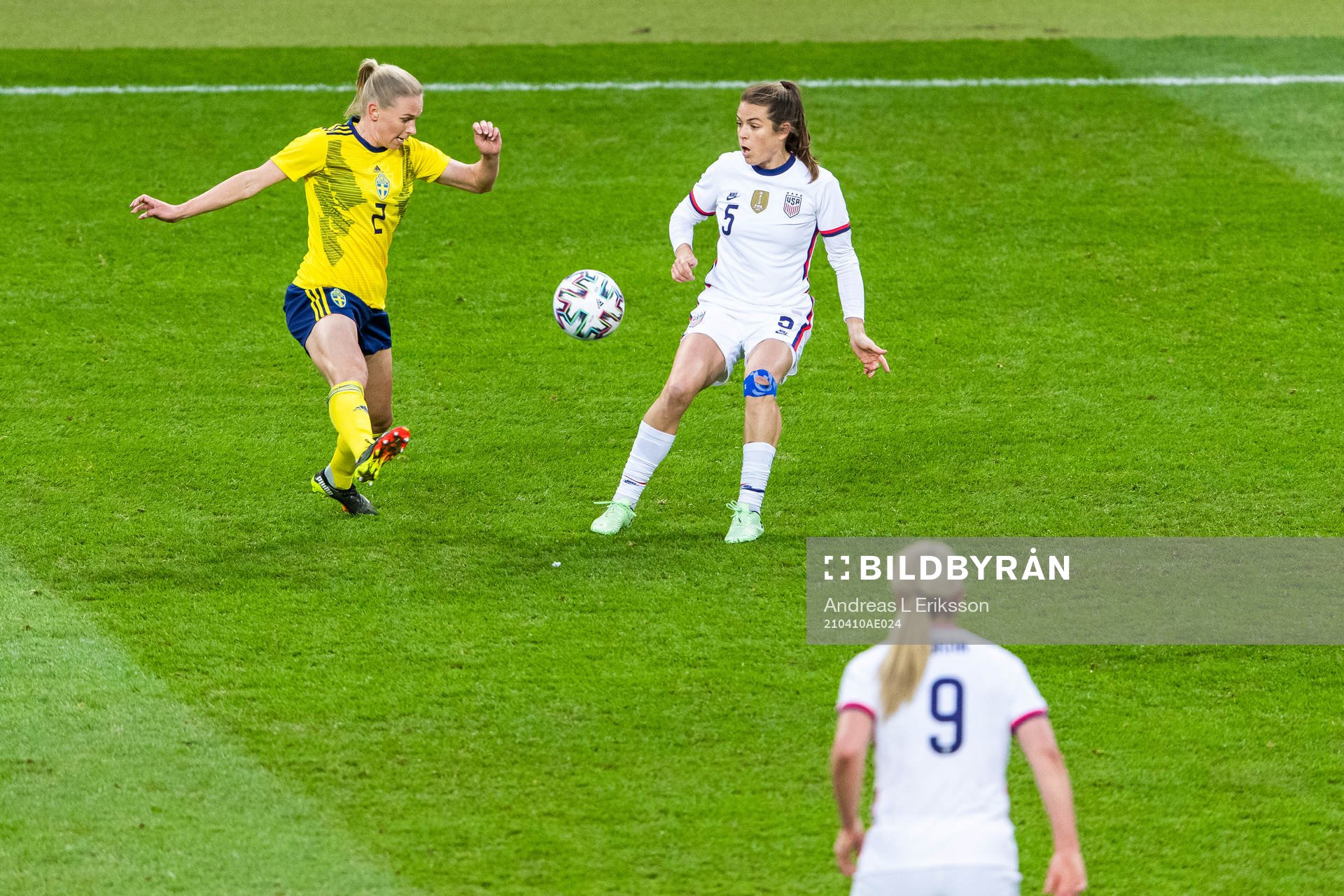 Jonna Andersson of Sweden and Kelley O’Hara of USA