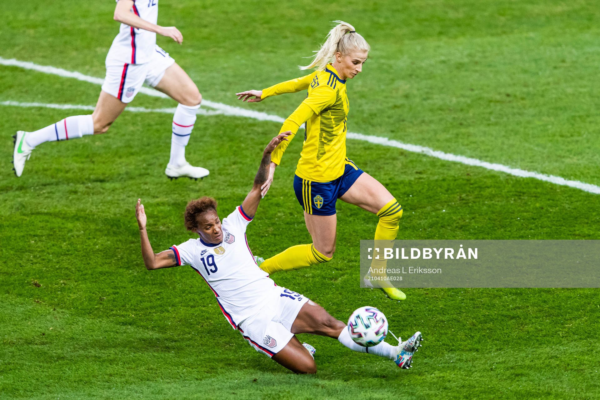 Crystal Dunn of USA and Sofia Jakobsson of Sweden