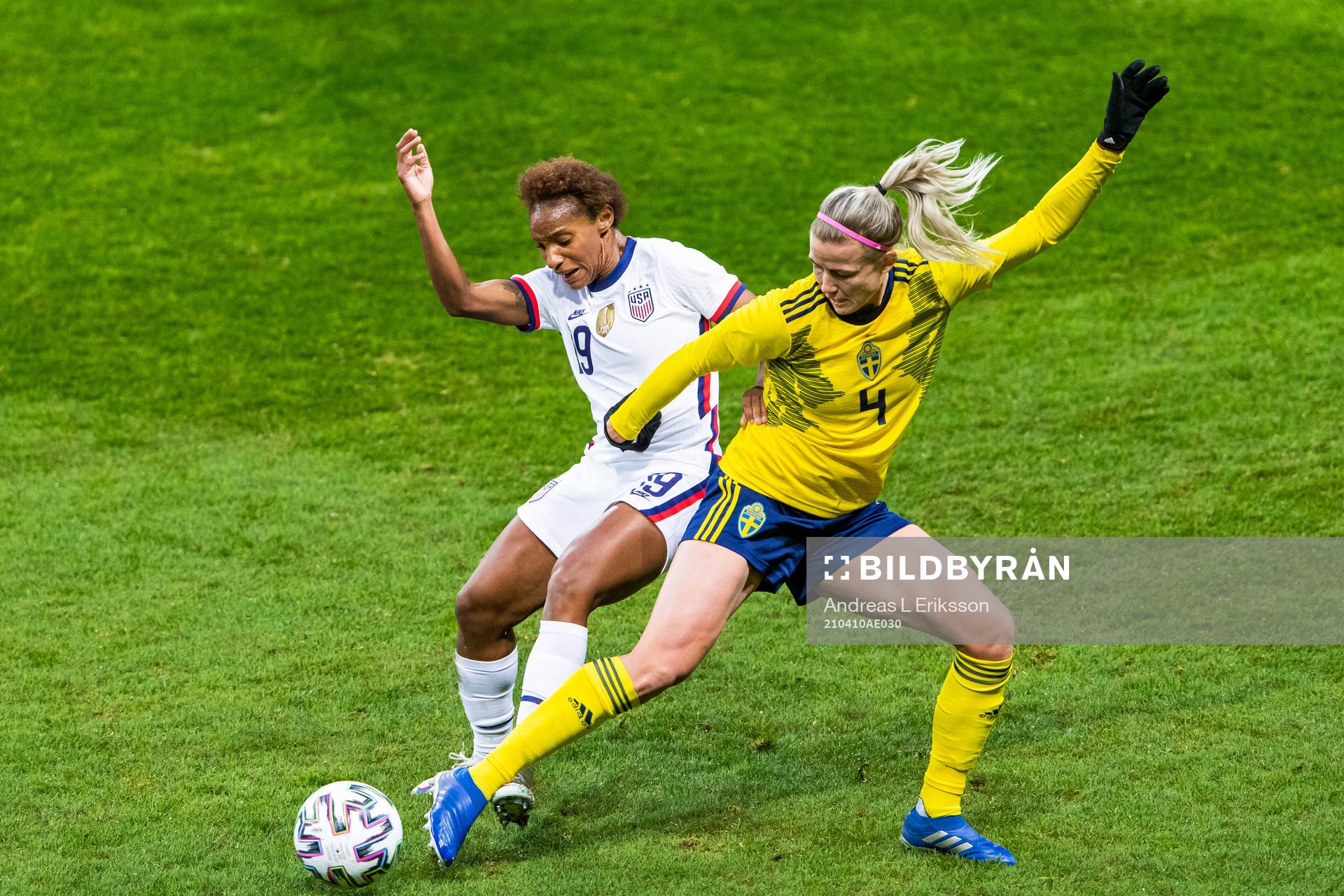 Crystal Dunn of USA and Hanna Glas of Sweden