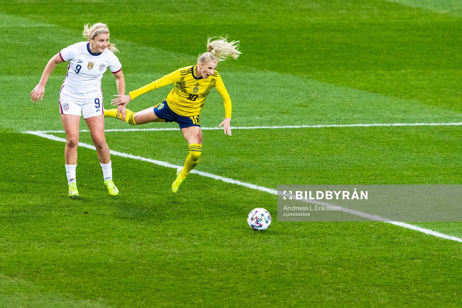 Lindsey Horan of USA and Sofia Jakobsson of Sweden compete