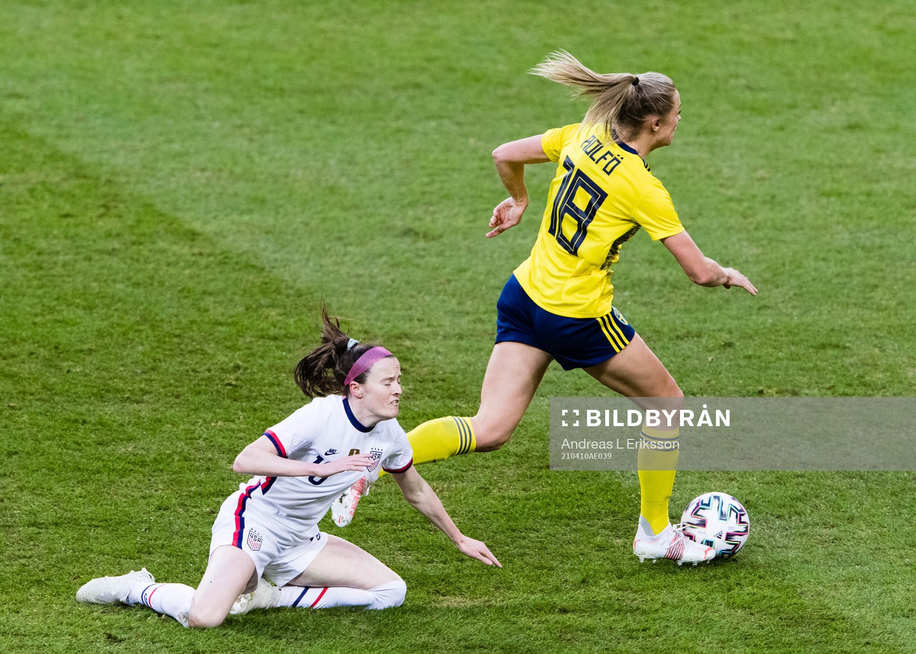 Rose Lavelle of USA and Fridolina Rolfö of Sweden