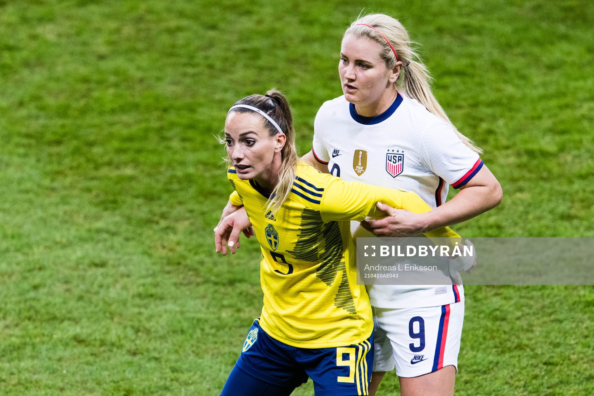 Kosovare Asllani of Sweden and Lindsey Horan of USA