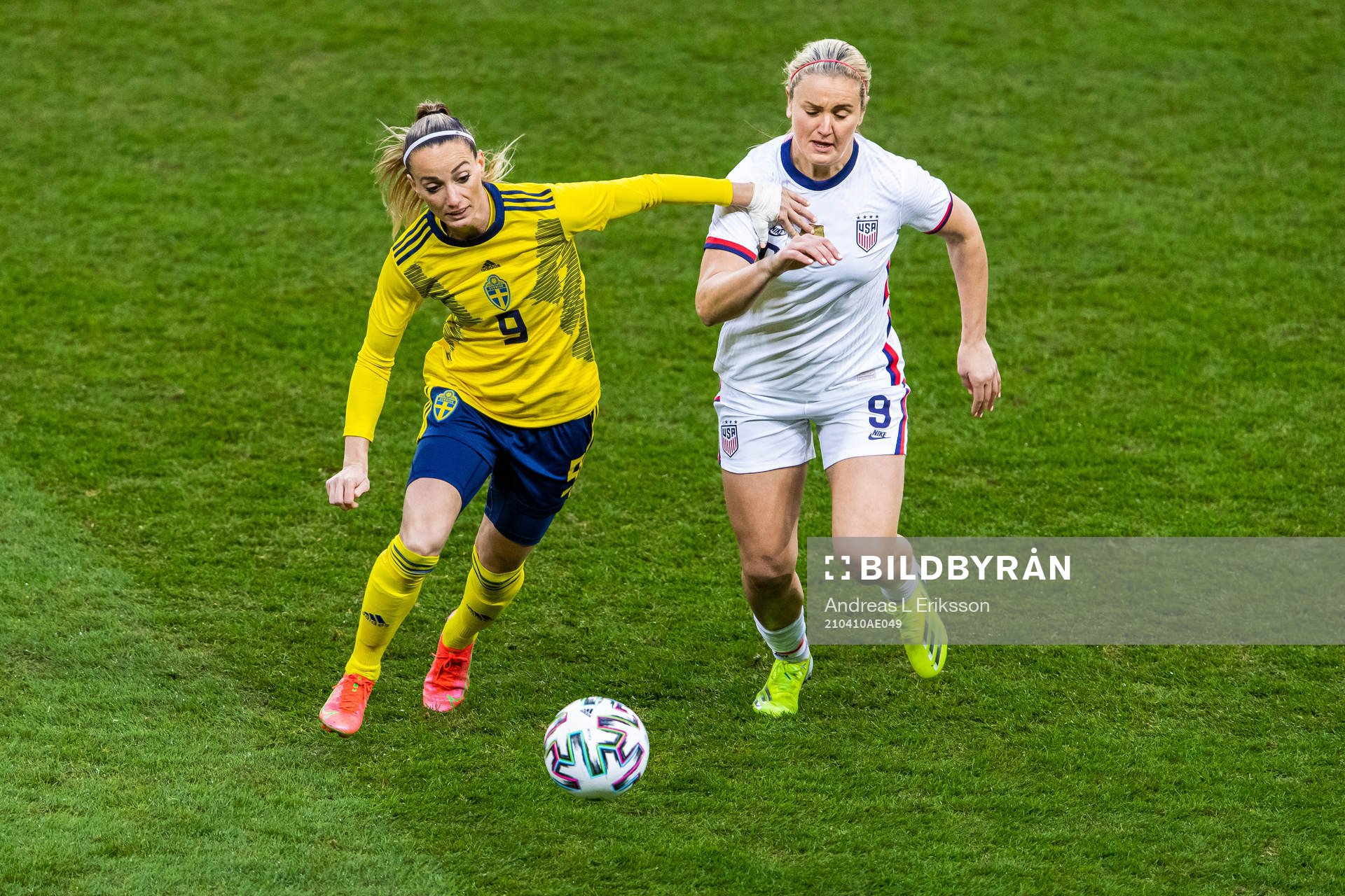 Kosovare Asllani of Sweden and Lindsey Horan of USA compete