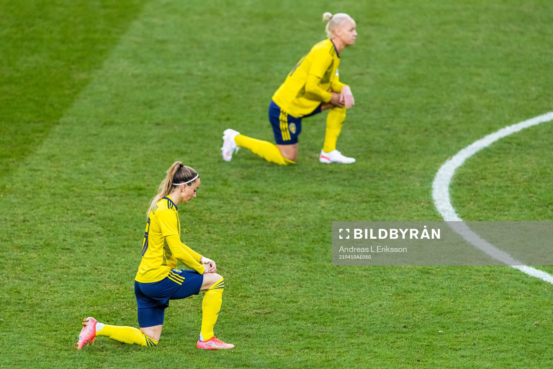 Kosovare Asllani and Caroline Seger of Sweden takes a knee