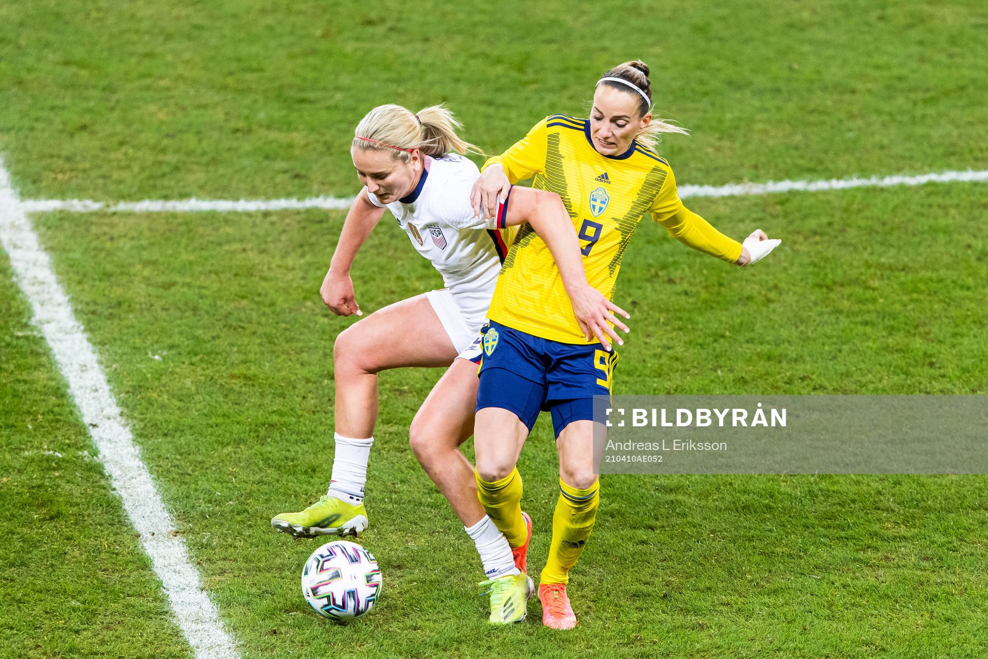 Lindsey Horan of USA and Kosovare Asllani of Sweden