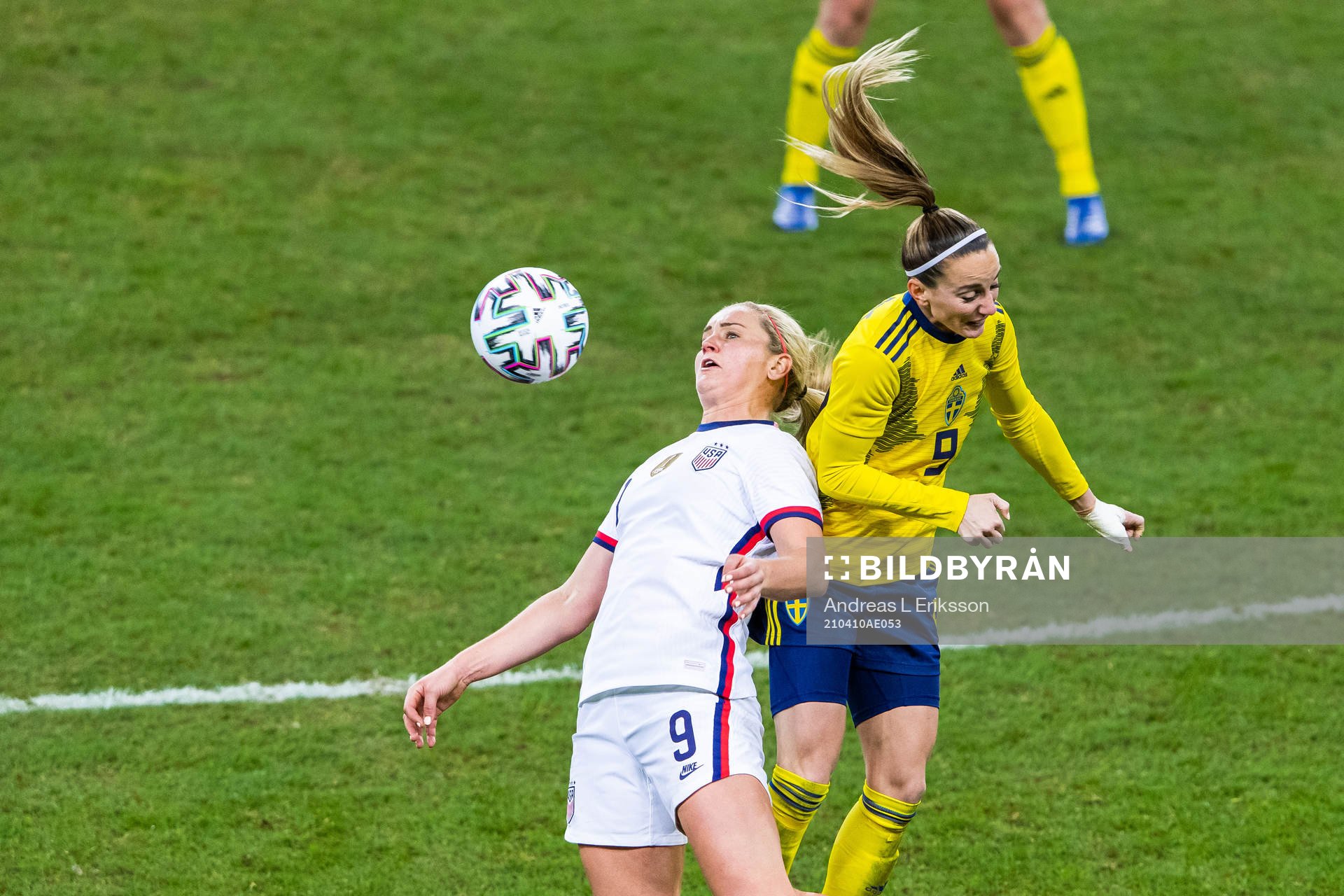 Lindsey Horan of USA and Kosovare Asllani of Sweden compete
