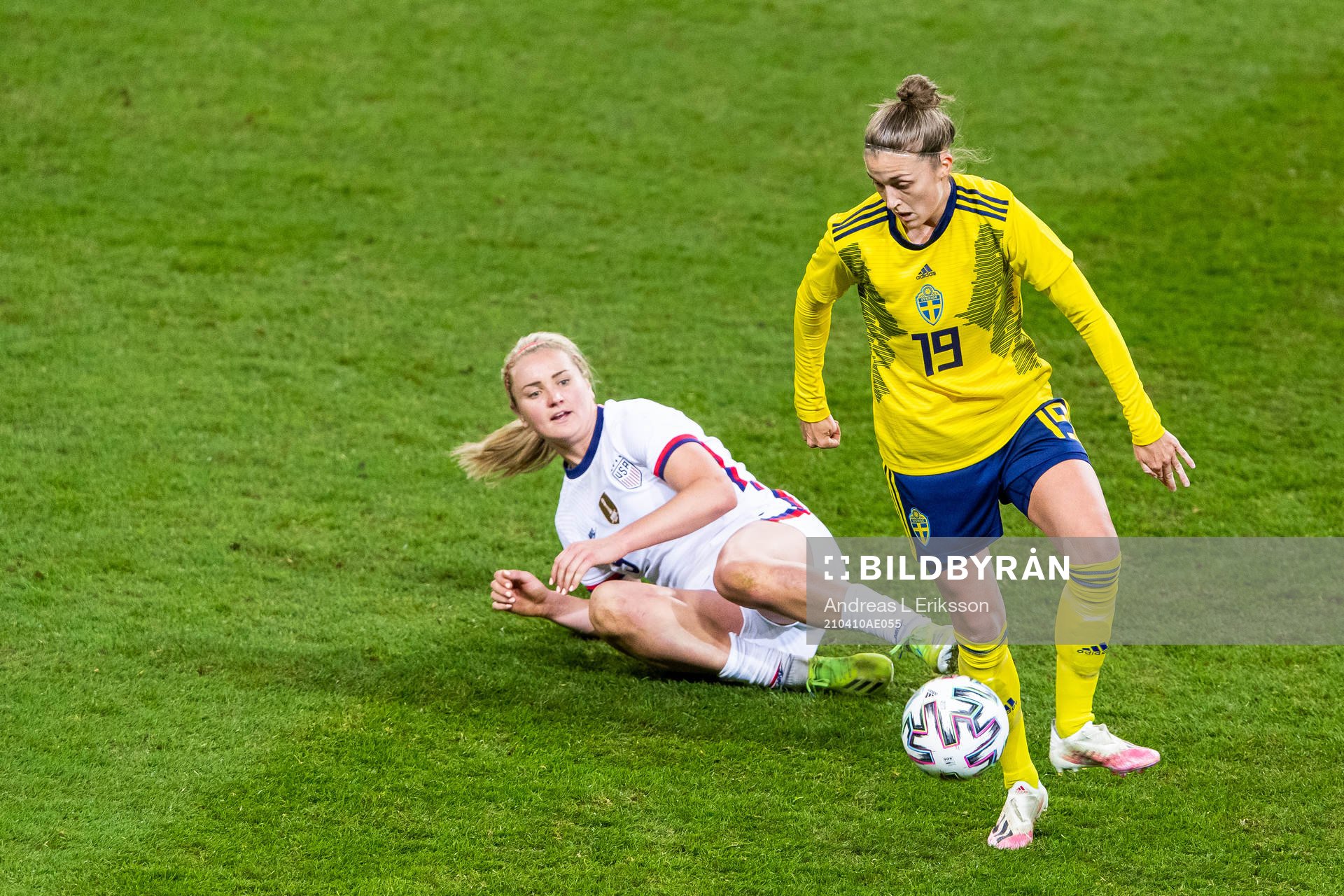 Lindsey Horan of USA and Filippa Angeldahl of Sweden