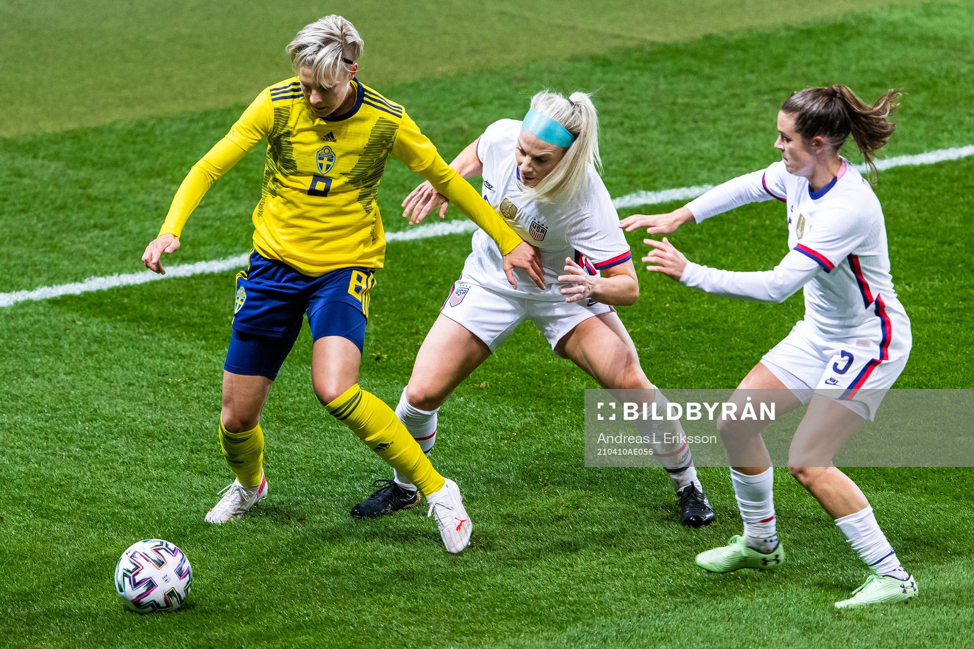 Lina Hurtig of Sweden against Julie Ertz and Kelley