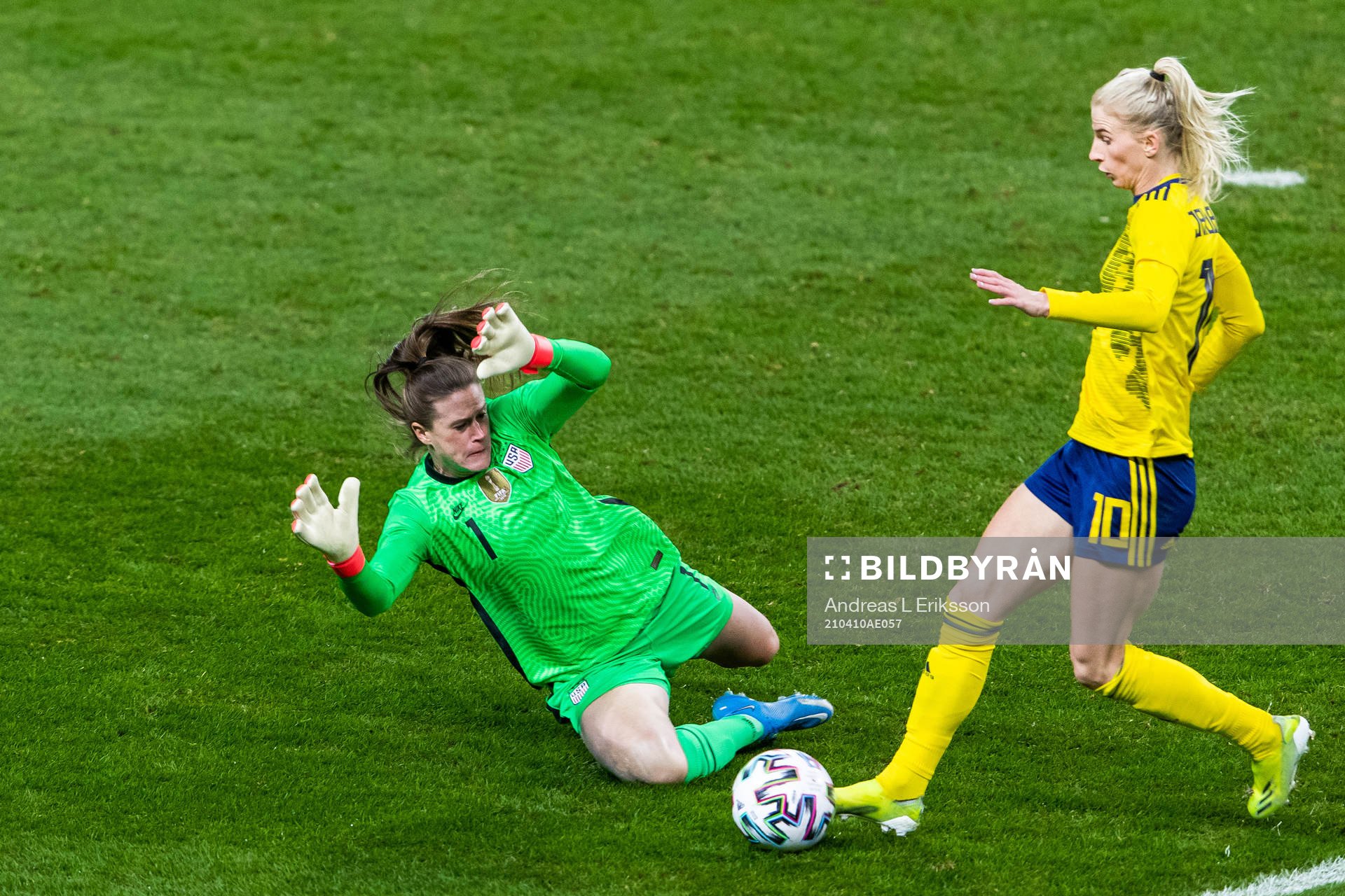Goalkeeper Alyssa Naeher of USA against Sofia Jakobsson of