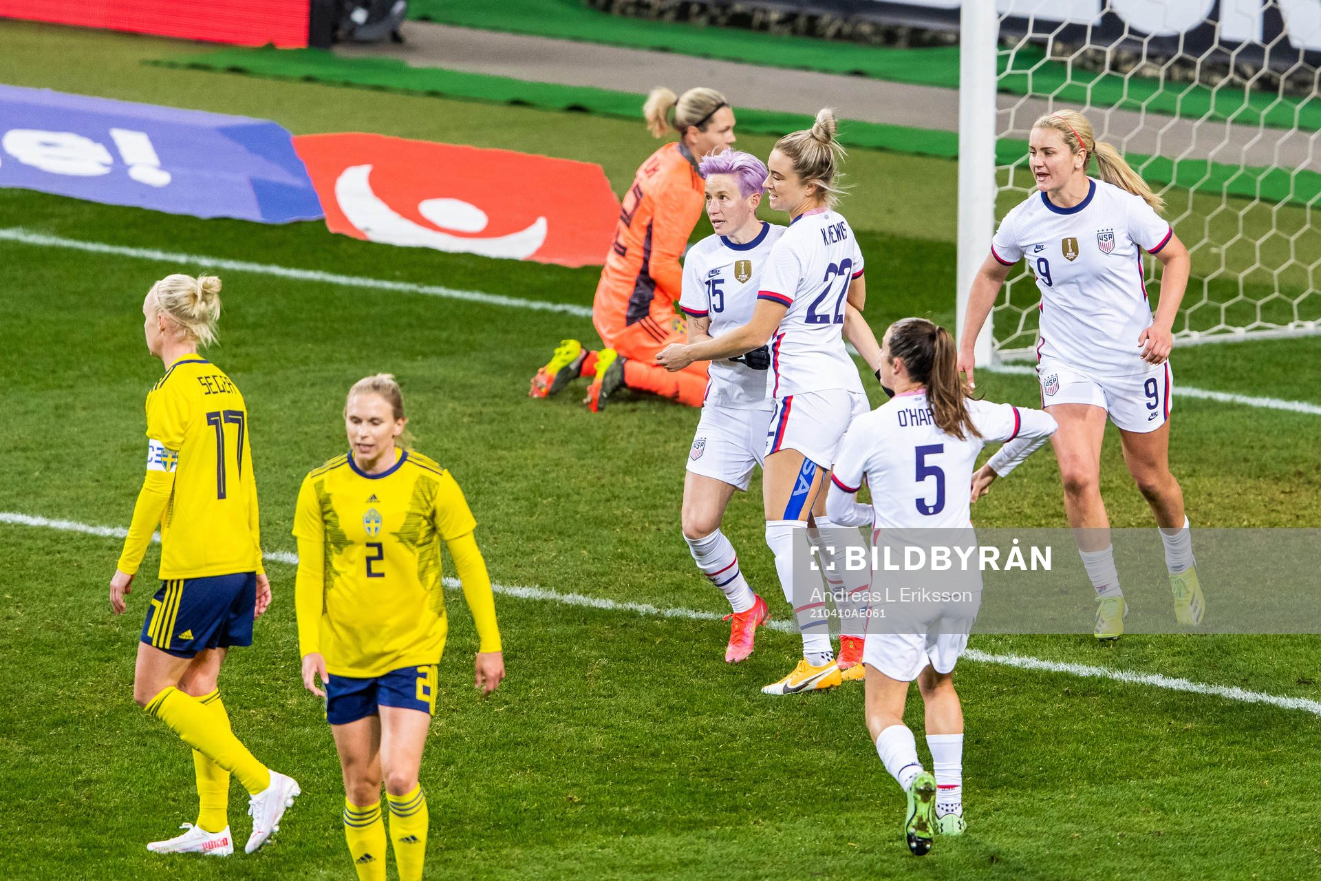 Megan Rapinoe of USA celebrates with Kristie Mewis