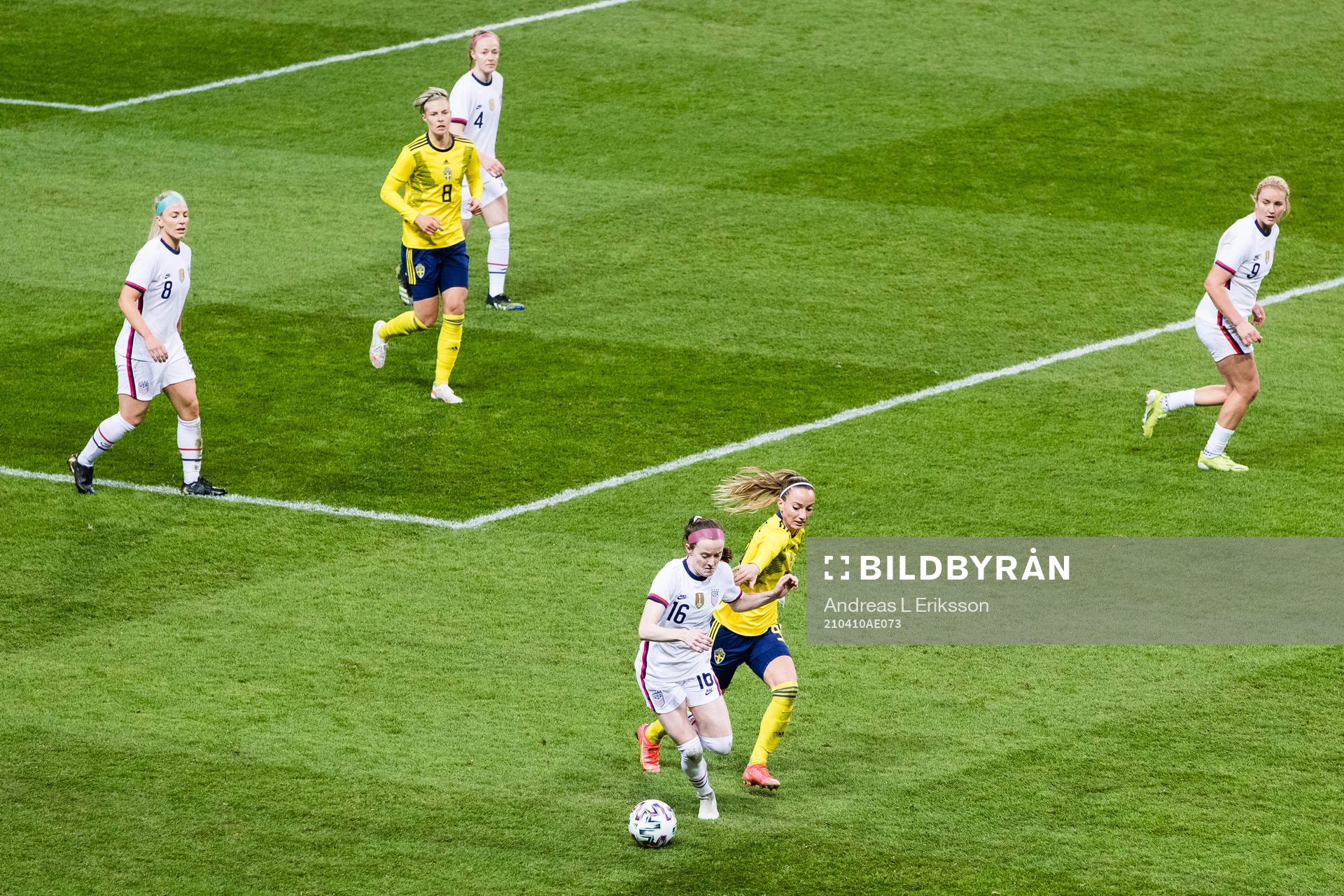 Rose Lavelle of Sweden and Kosovare Asllani of Sweden