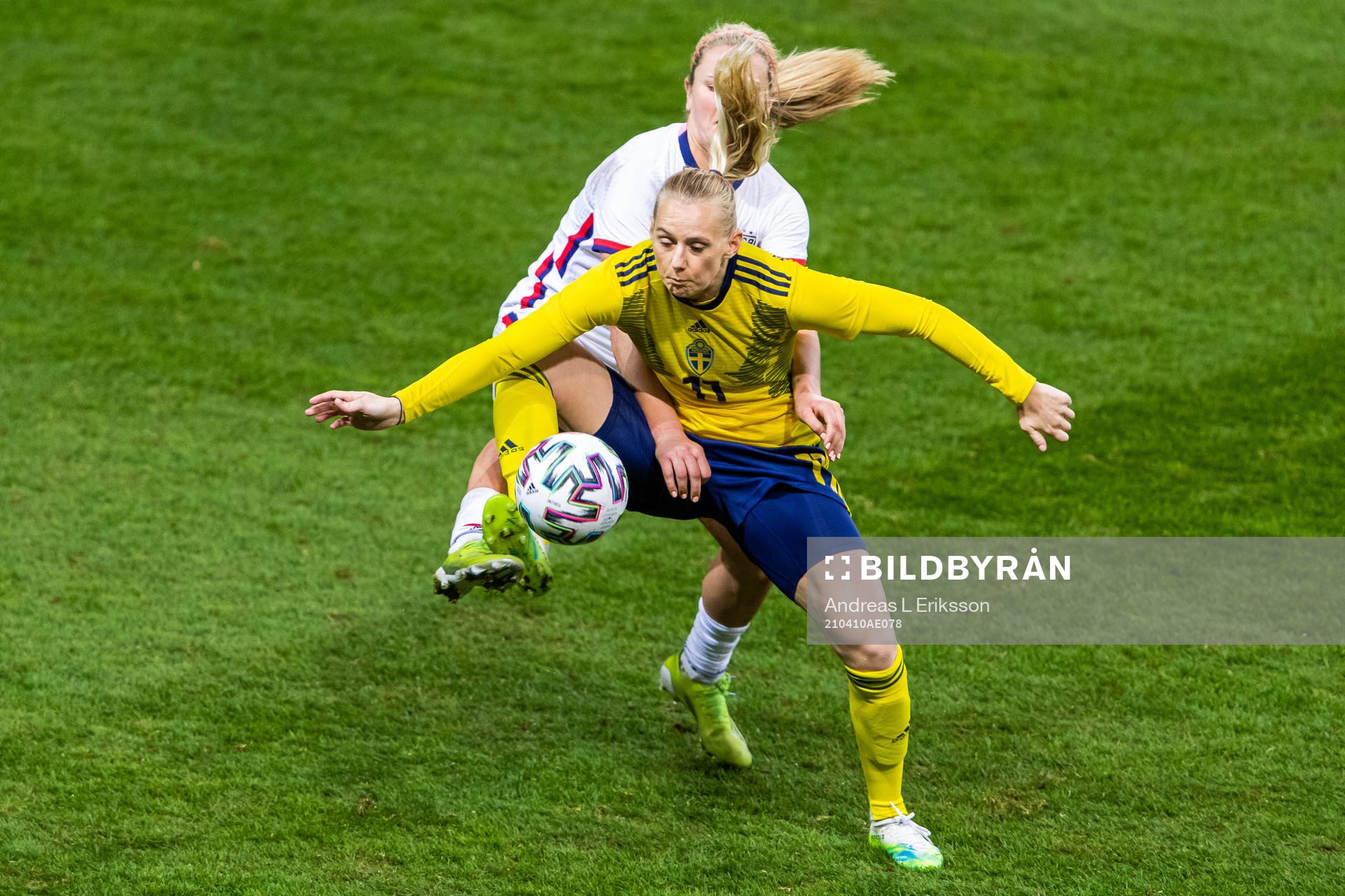 of USA Lindsey Horan and Stina Blackstenius of Sweden