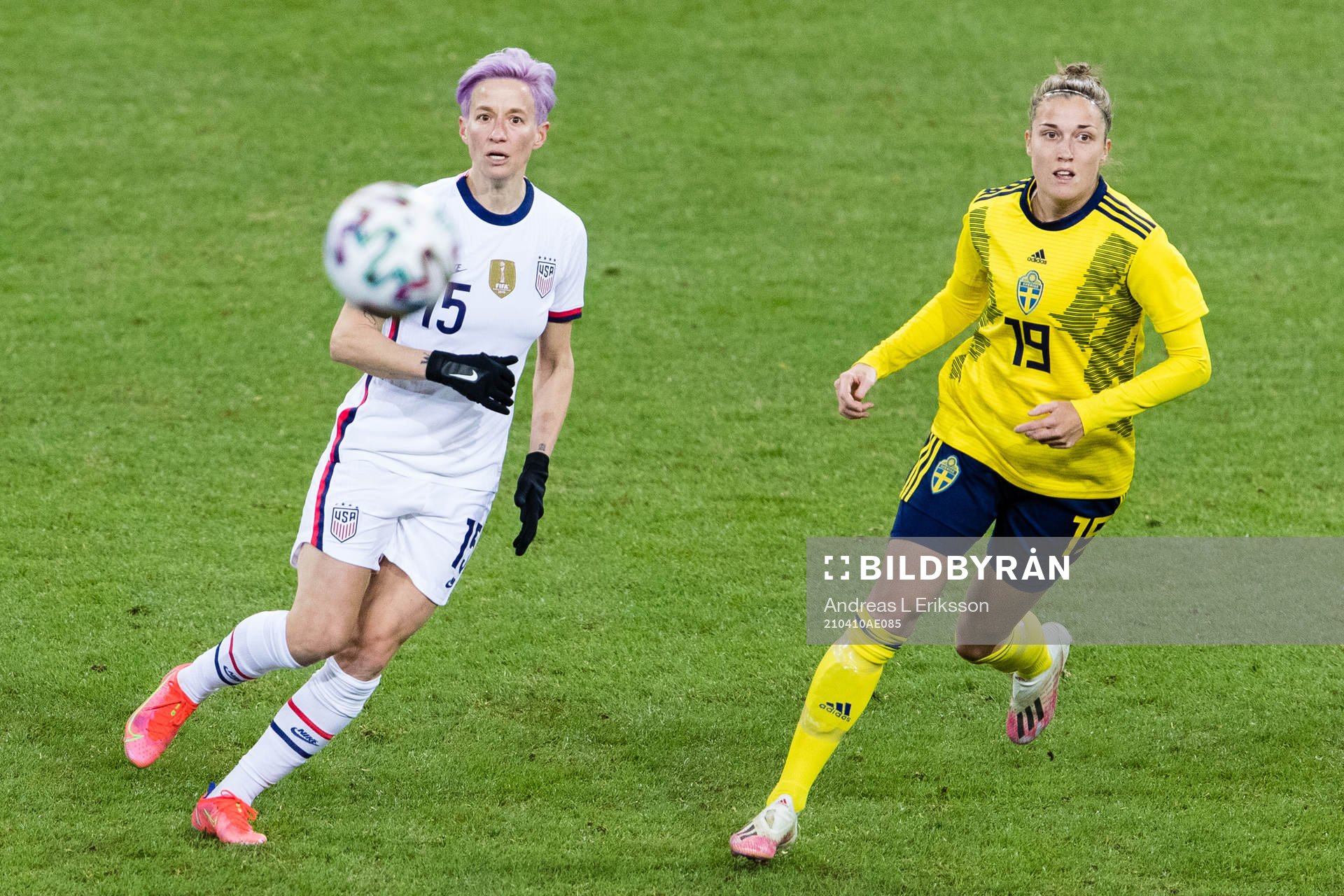 Megan Rapinoe of USA and Filippa Angeldahl of Sweden