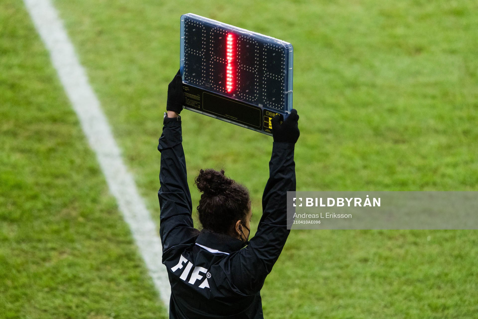 The fourth official shows 1 minute of added time the