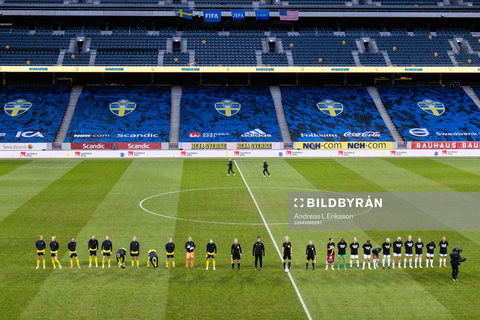Players of Sweden and USA