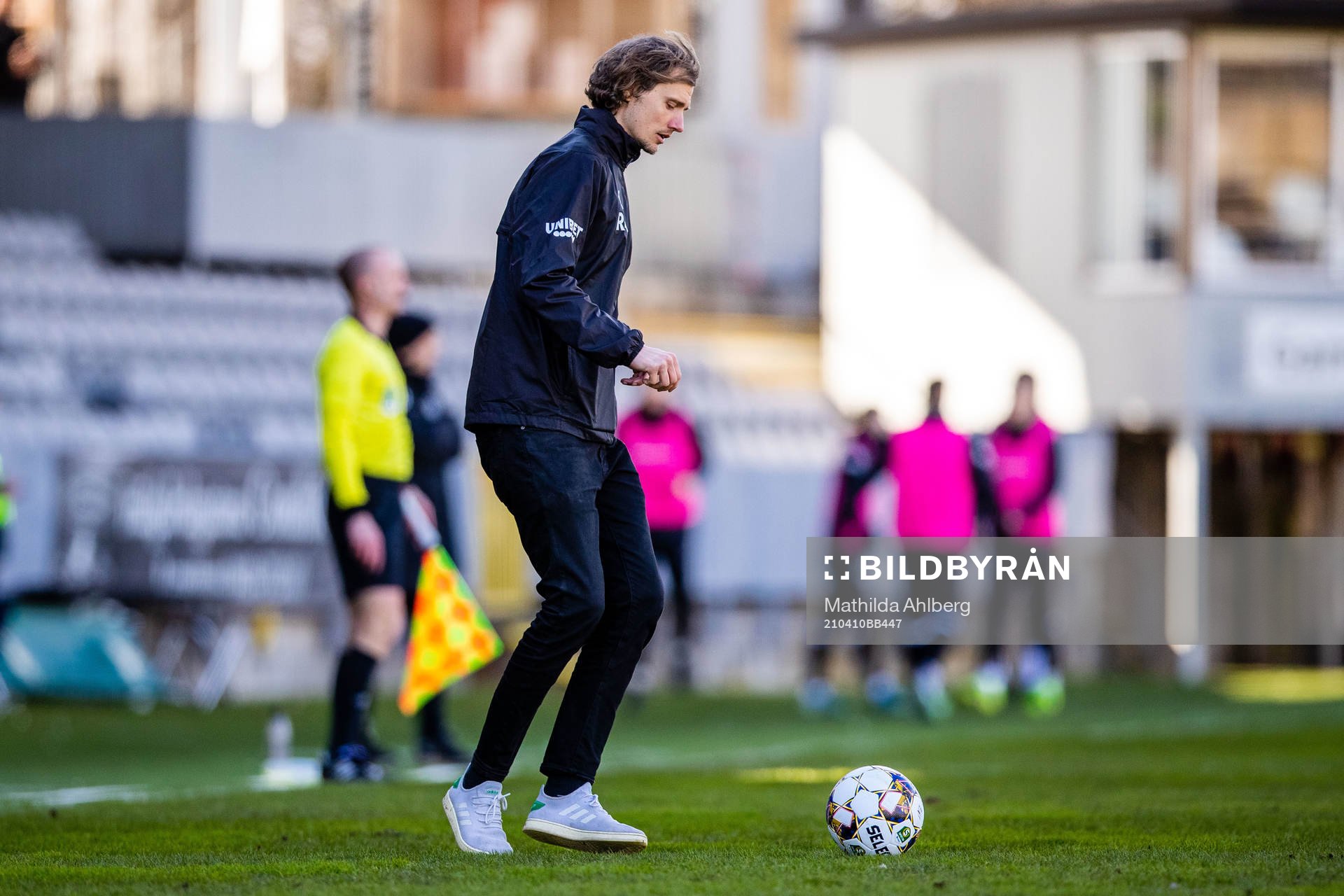 Värnamos tränare Robin Asterhed hämtar en boll på plan