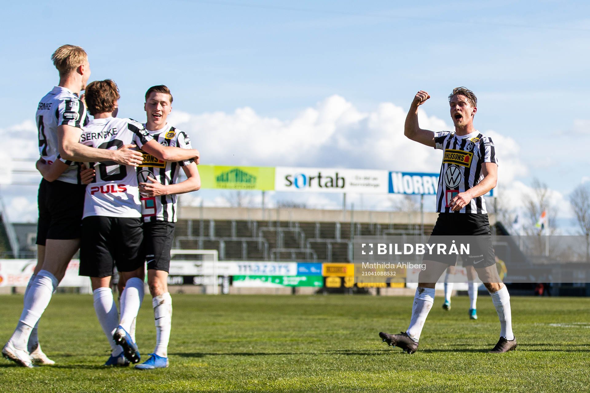 Landskronas Robin Hofsö jublar