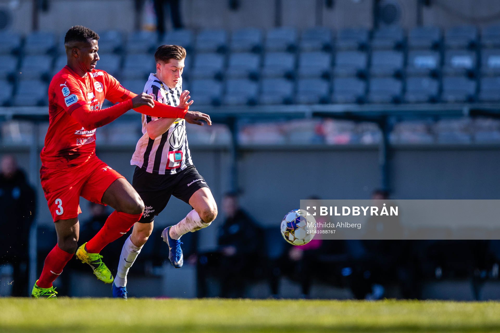 Värnamos Bernardo Vilar Estevao Jeronimo och Landskronas Filip Olsson under fotbollsmatchen i Superettan mellan Landskrona och Värnamo den 10 april 2021 i Landskrona.