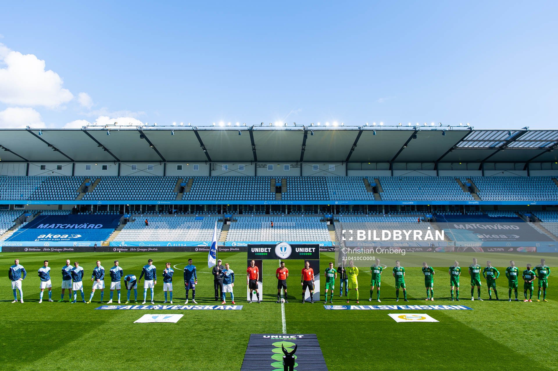 Malmö FFs och Hammarbys spelare vid line up inför fotbollsmatchen i Allsvenskan mellan Malmö FF och Hammarby den 10 april 2021 i Malmö.