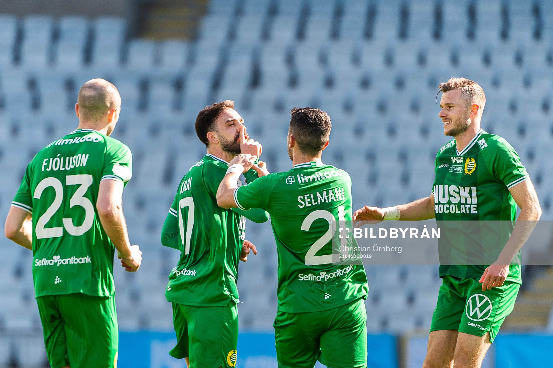 Hammarbys Abdul Khalili jublar med Astrit Selmani