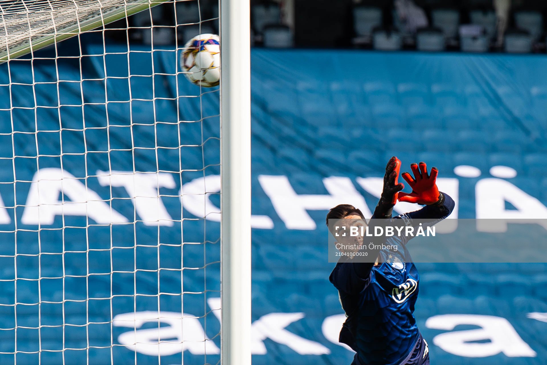 Malmö FFs målvakt Marko Johansson släpper in 2-2 från