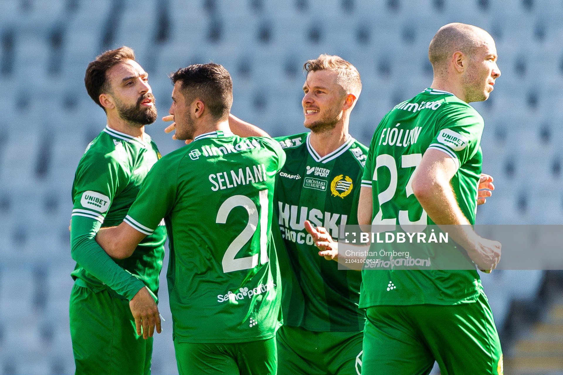 Hammarbys Abdul Khalili jublar med Astrit Selmani