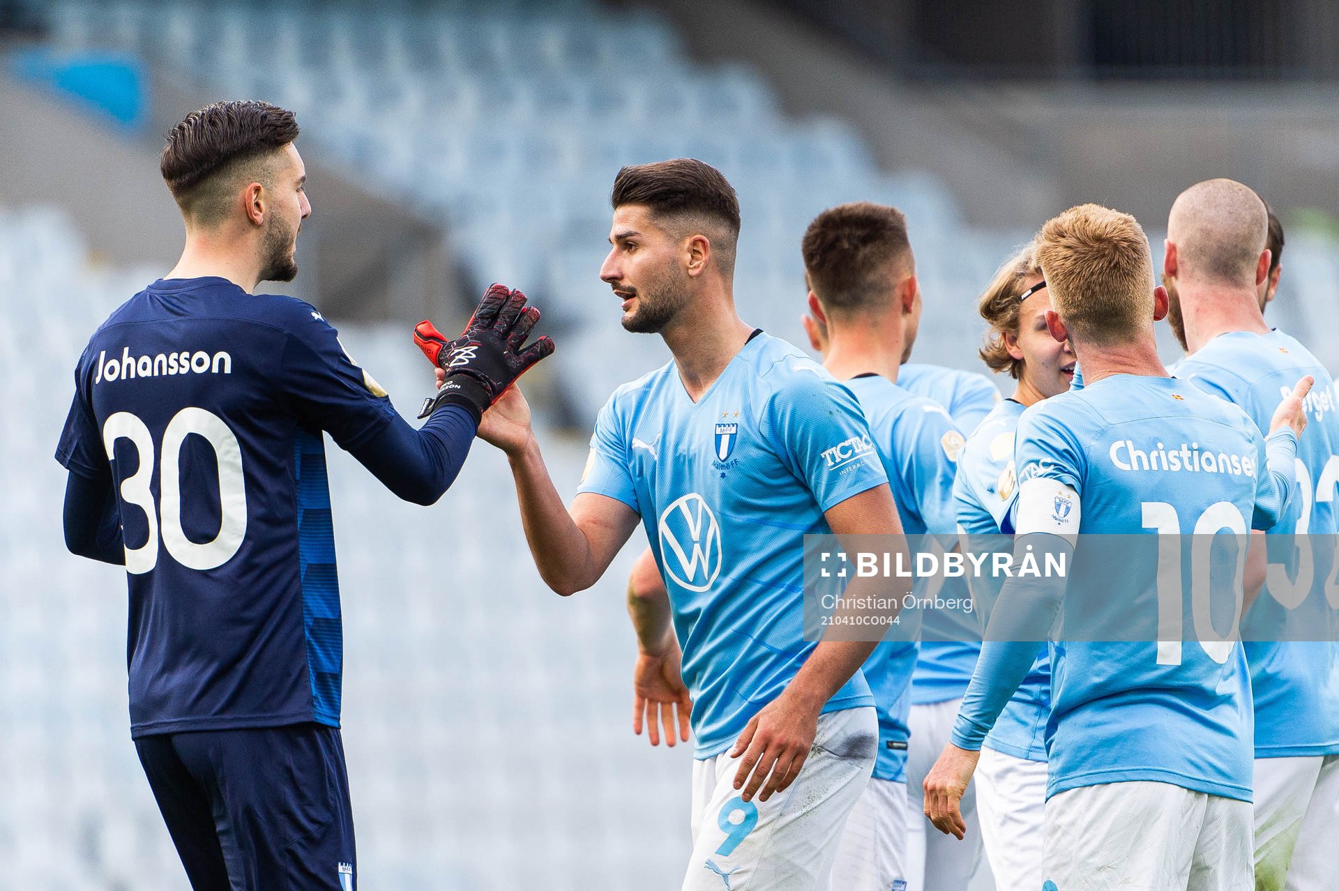 Malmö FFs målvakt Marko Johansson och Antonio Colak jublar