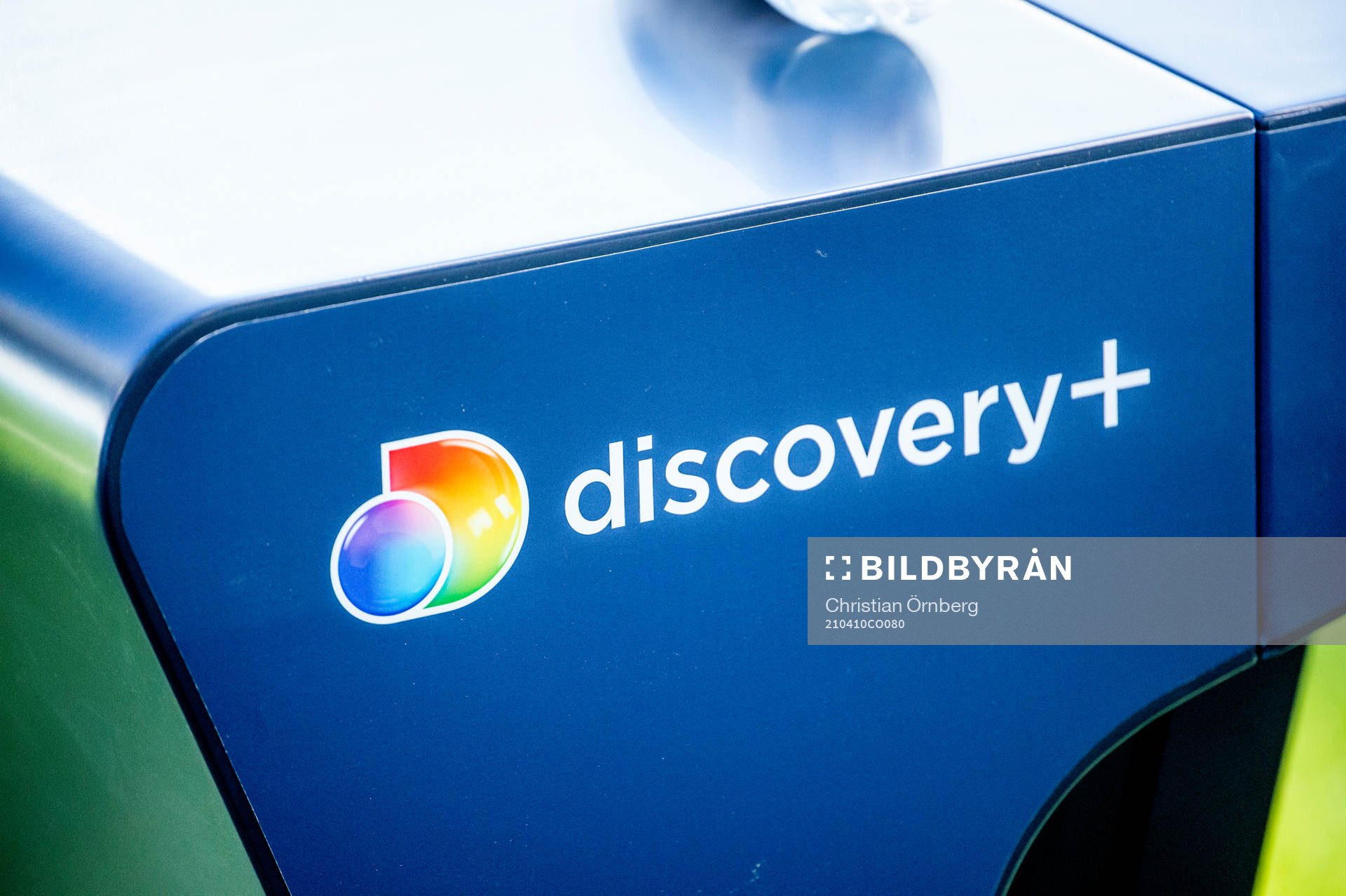 Studiobord med Discovery+ logga innan fotbollsmatchen i
