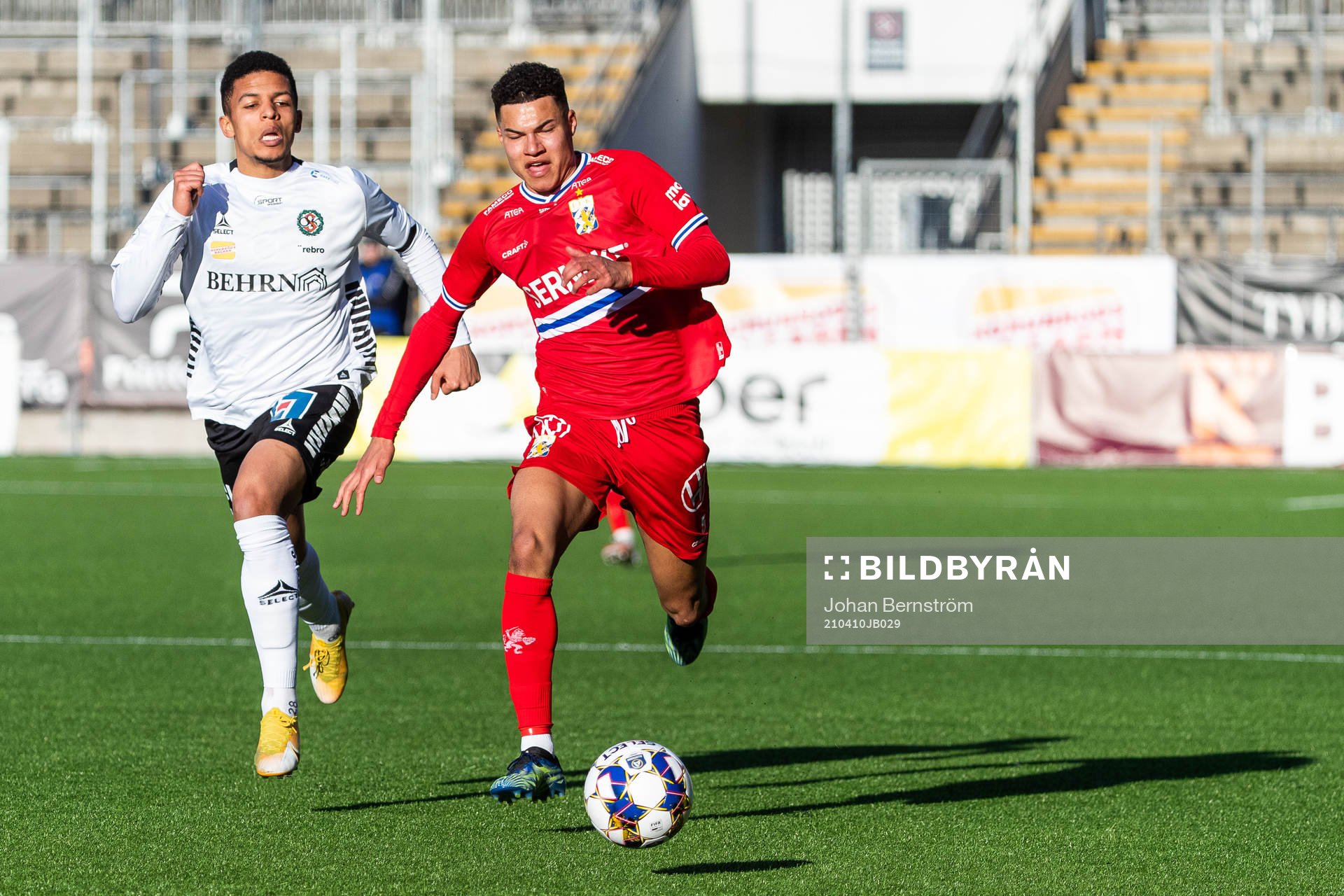Örebros Romain Gall och IFK Göteborgs Alexander Jallow