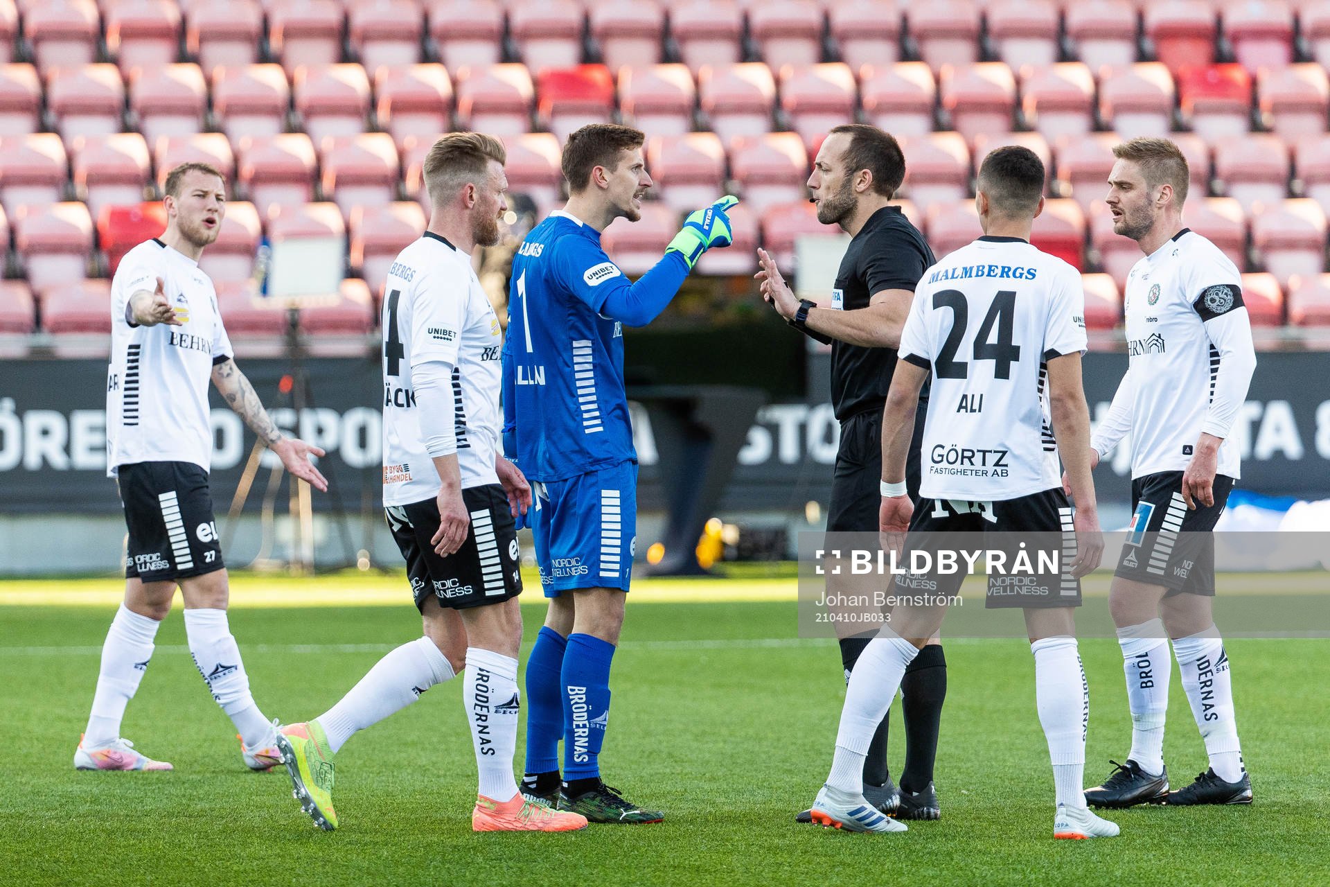 Örebros målvakt Bobby Allain reagerar mot domare Kaspar