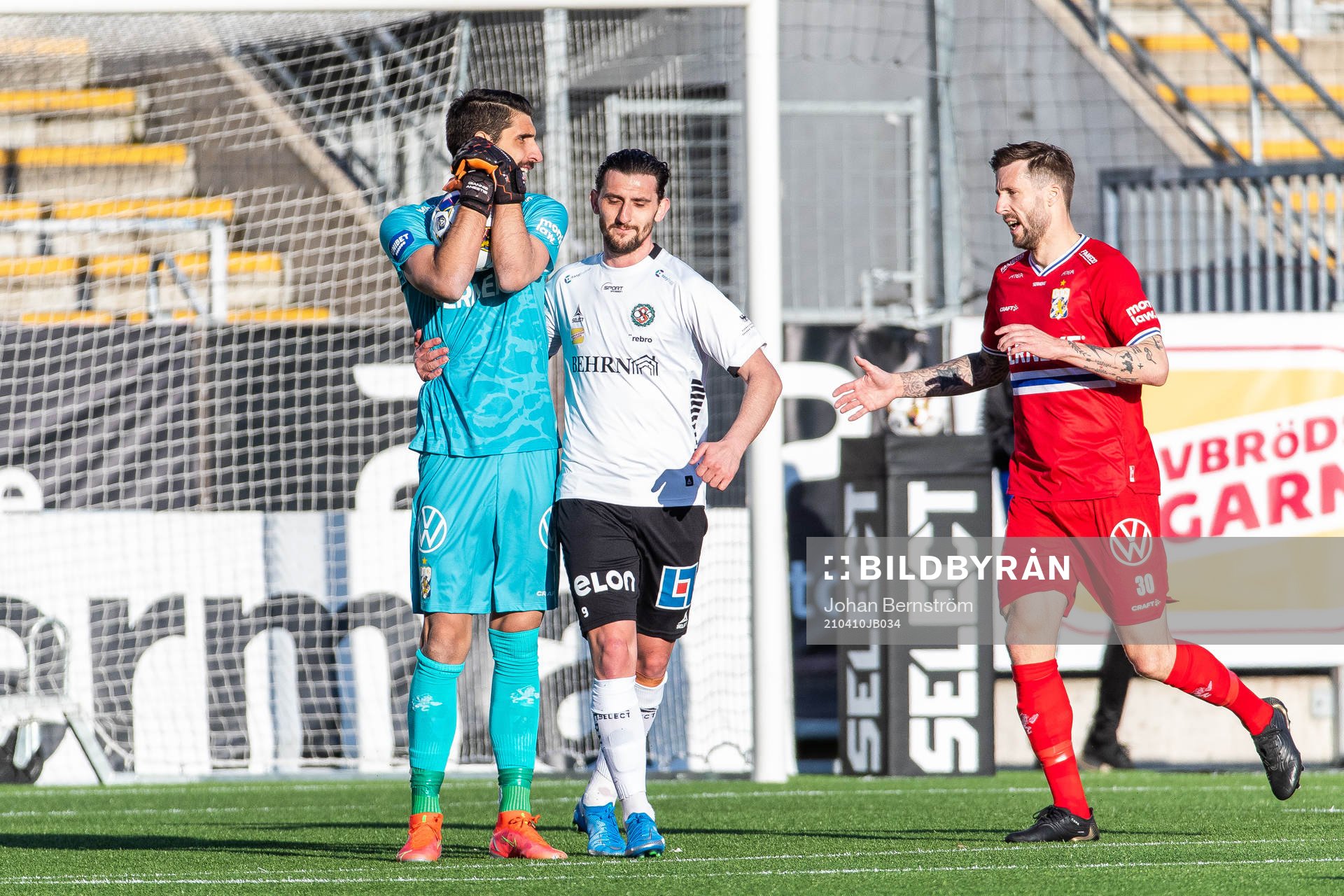 IFK Göteborgs målvakt Giannis Anestis klappas om av