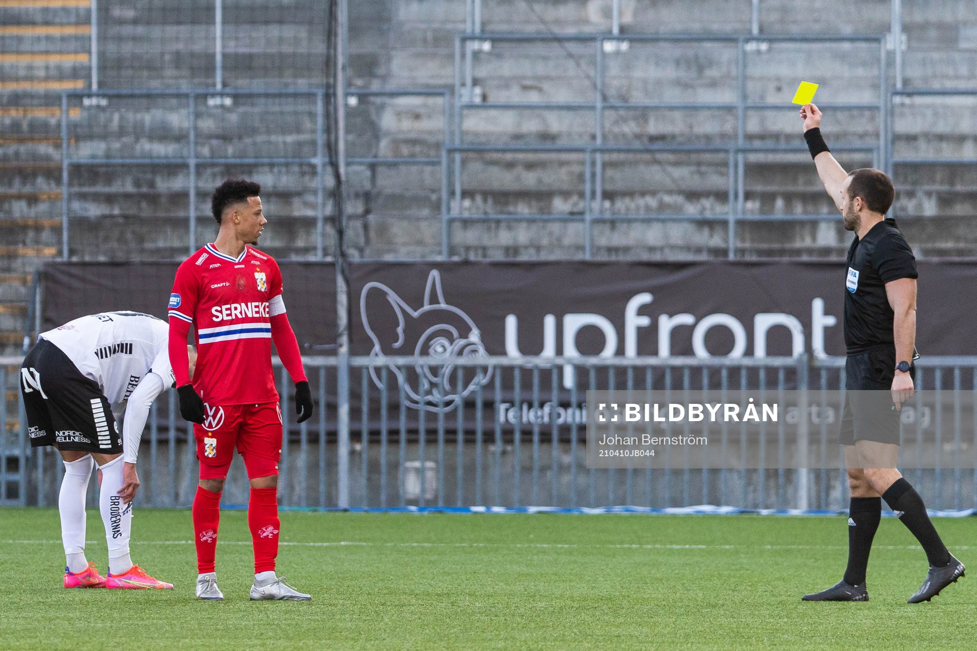 IFK Göteborgs August Erlingmark varnas av domare Kaspar