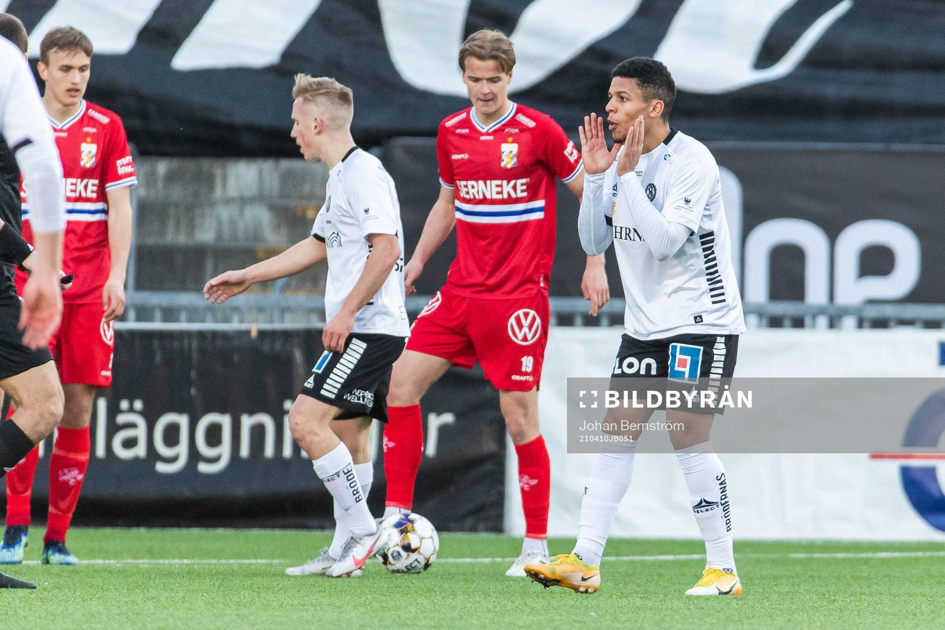 Örebros Romain Gall reagerar