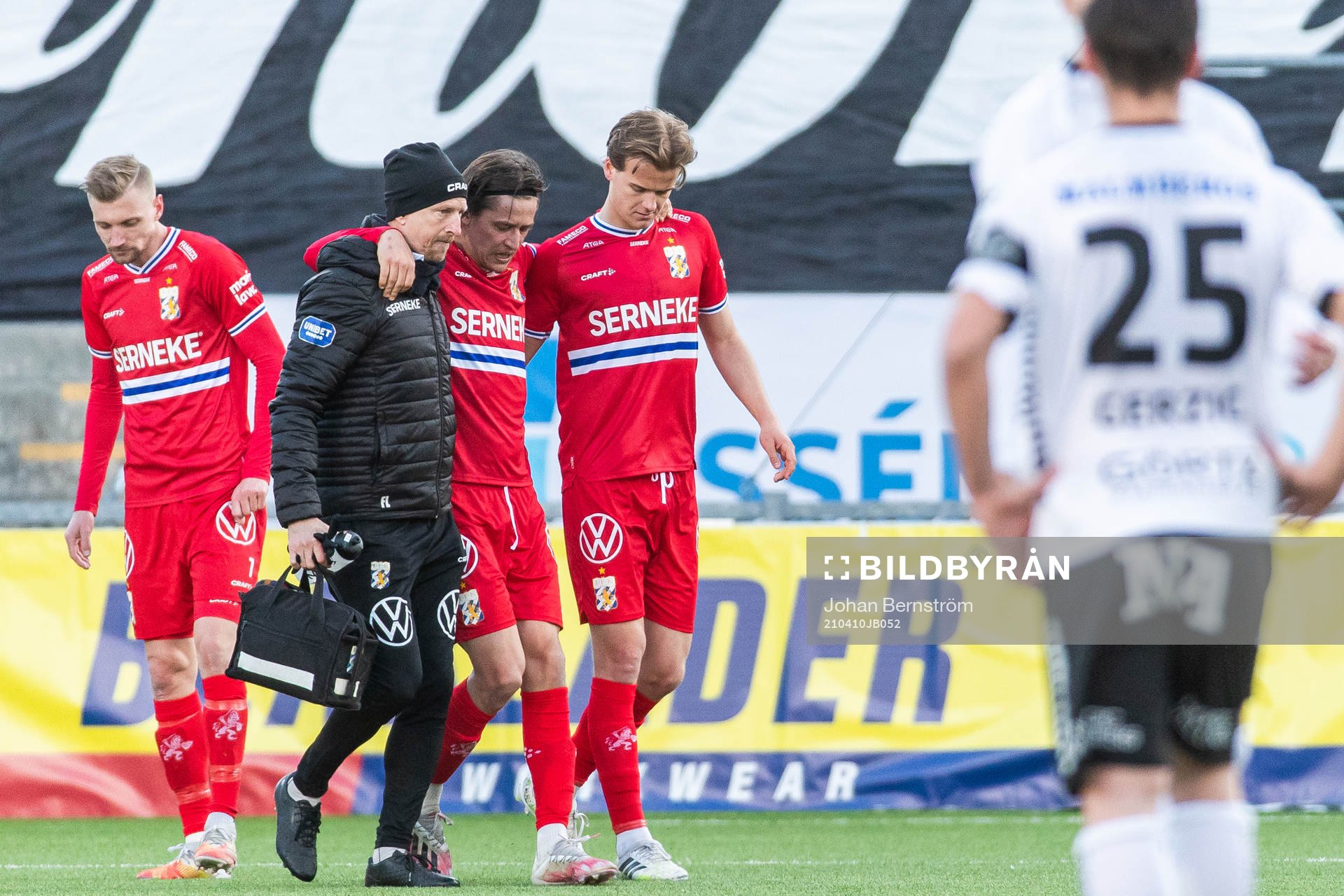 IFK Göteborgs Simon Thern skadas och får hjälp av plan