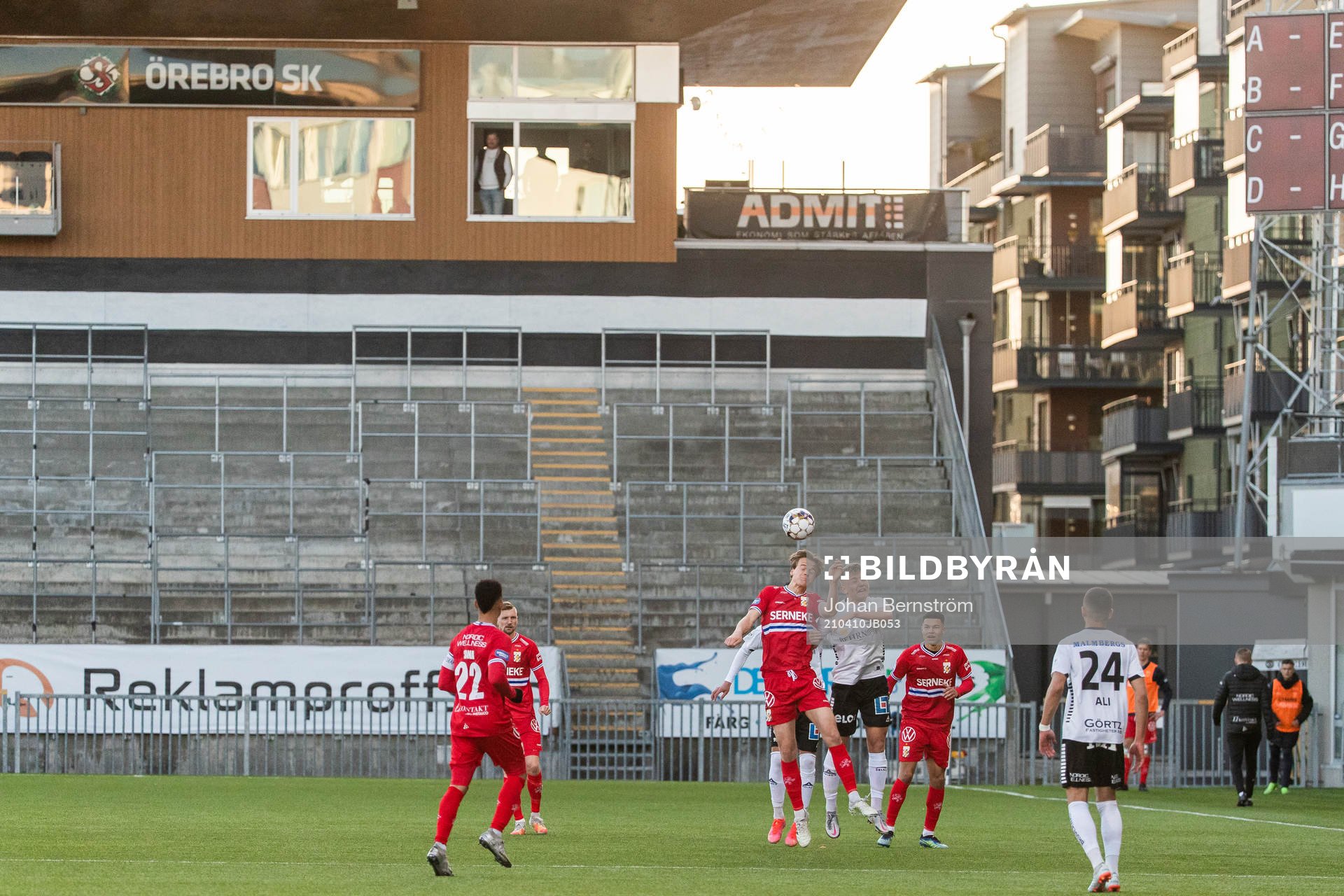 IFK Göteborgs August Erlingmark och Örebros Dennis Collander i kamp om bollen under fotbollsmatchen i Allsvenskan mellan Örebro och IFK Göteborg den 10 april 2021 i Örebro. 
