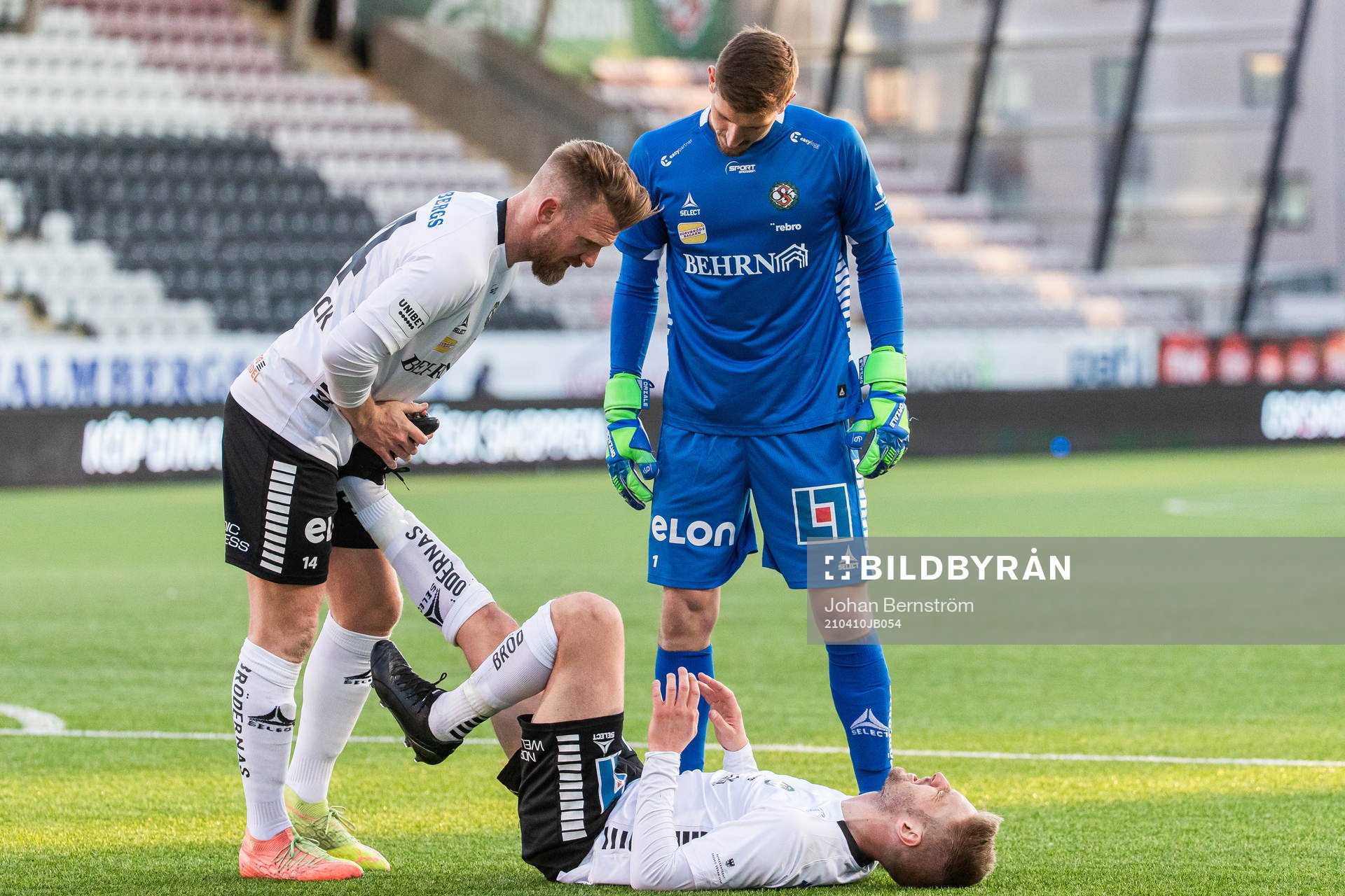 Örebros Johan Mårtensson får hjälp att stretcha av