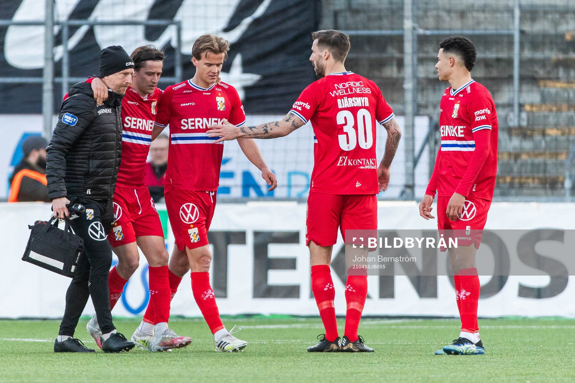 IFK Göteborgs Simon Thern skadas och får hjälp av plan