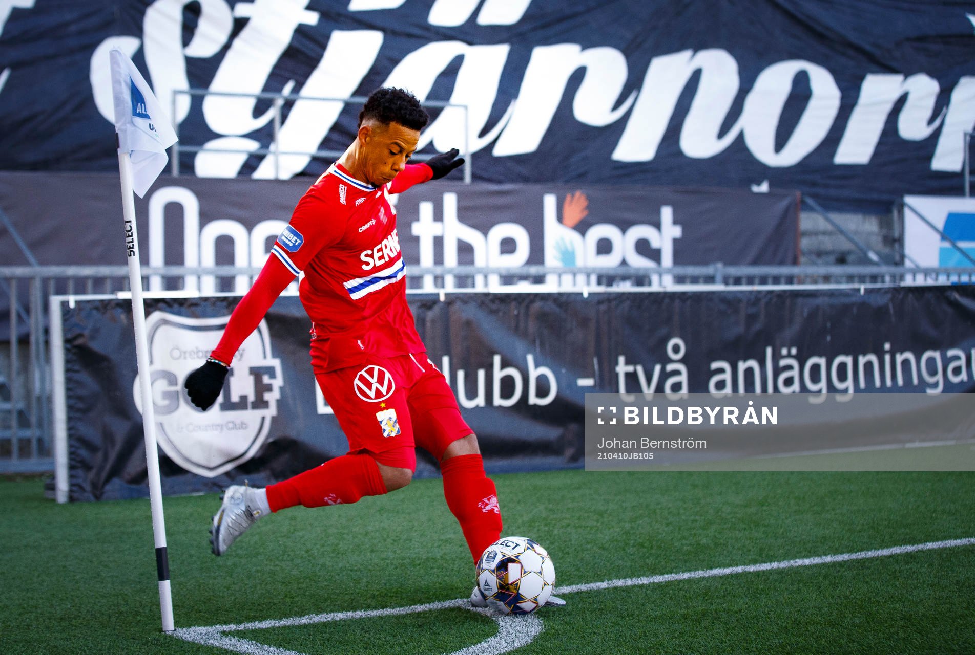IFK Göteborgs Tobias Sana skjuter en hörnspark