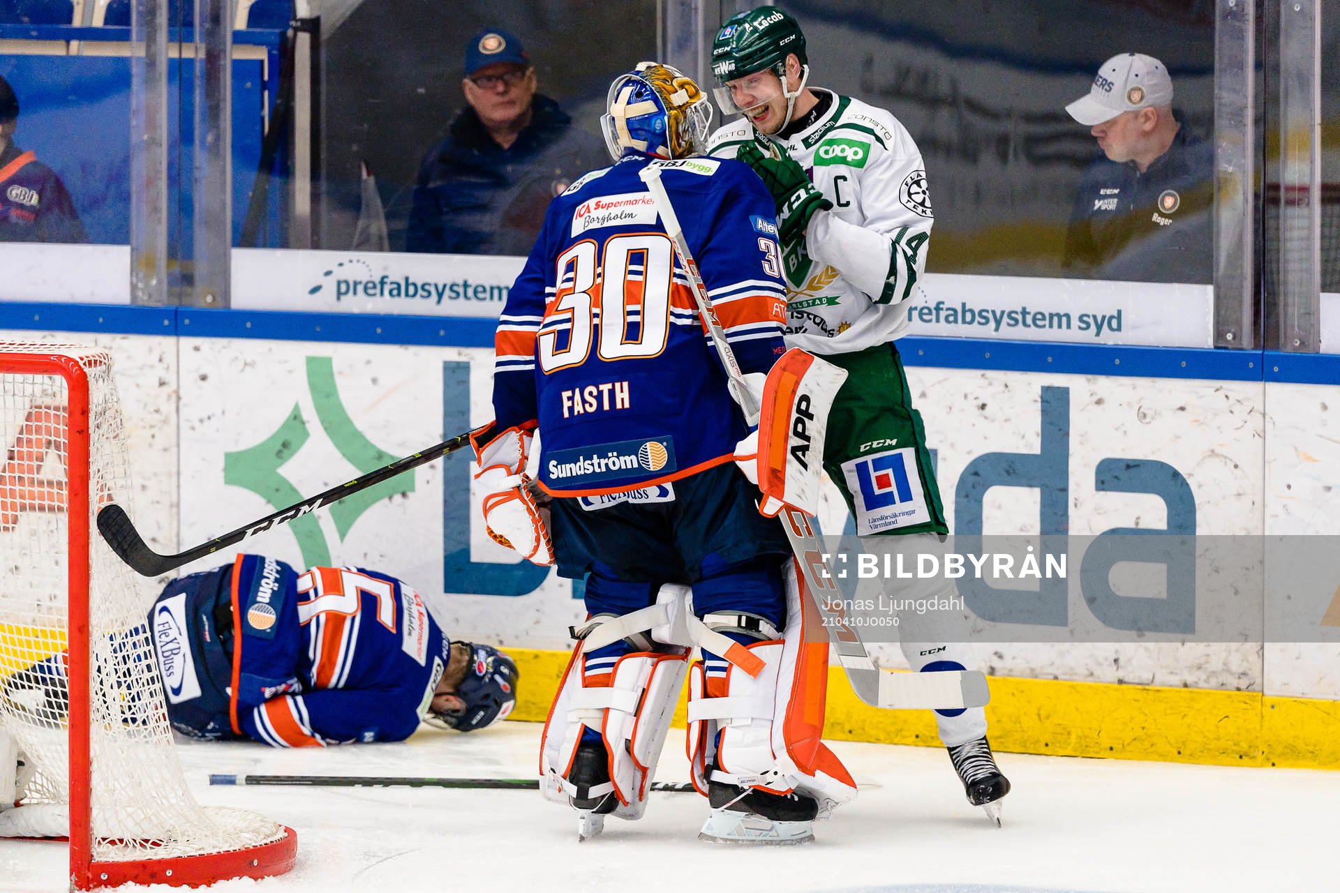 Växjös målvakt Viktor Fasth i gruff med Färjestads