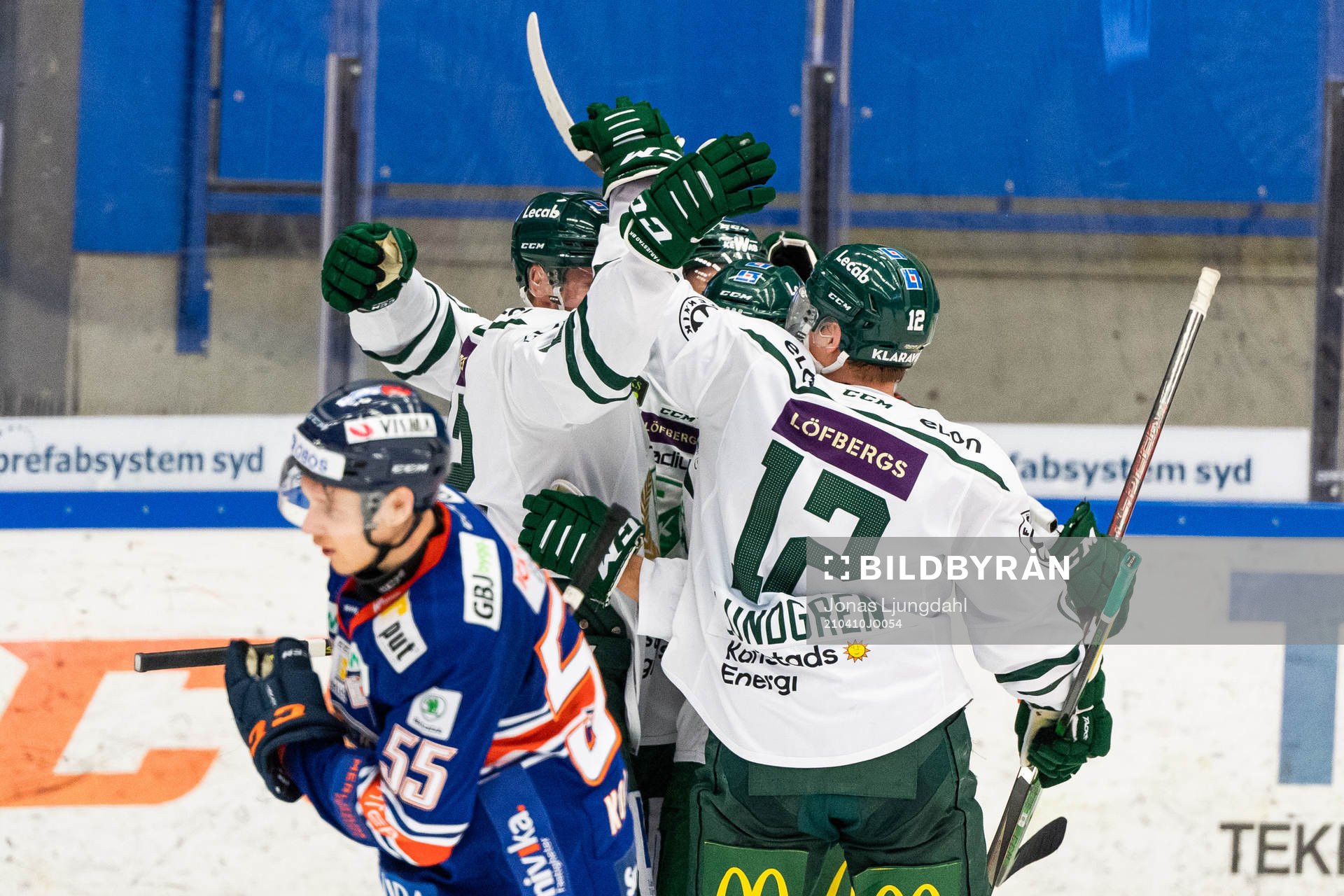 Färjestads Niclas Lundgren jublar med lagkamrater