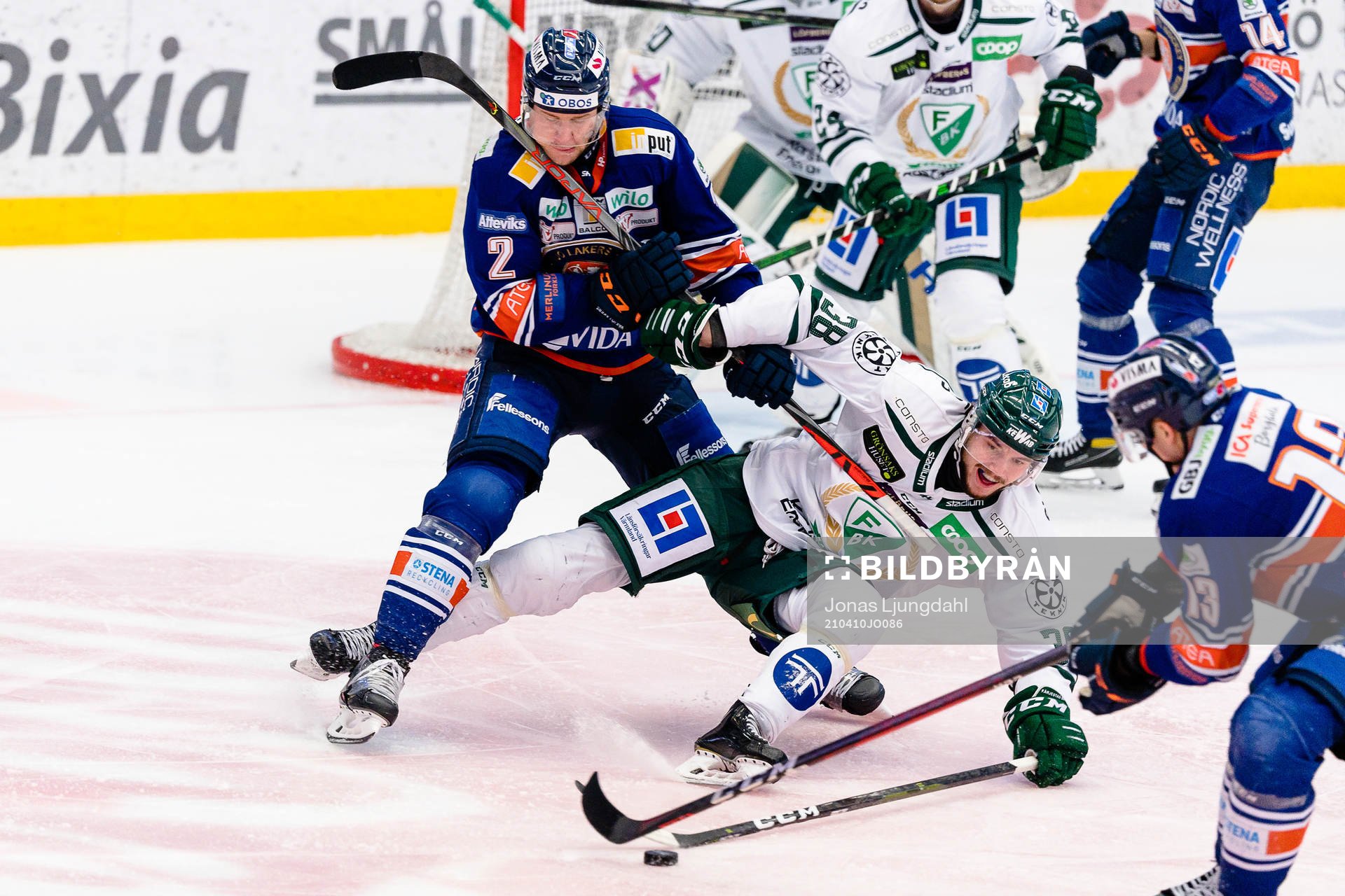 Växjös Christian Folin tacklar Färjestads Jakob