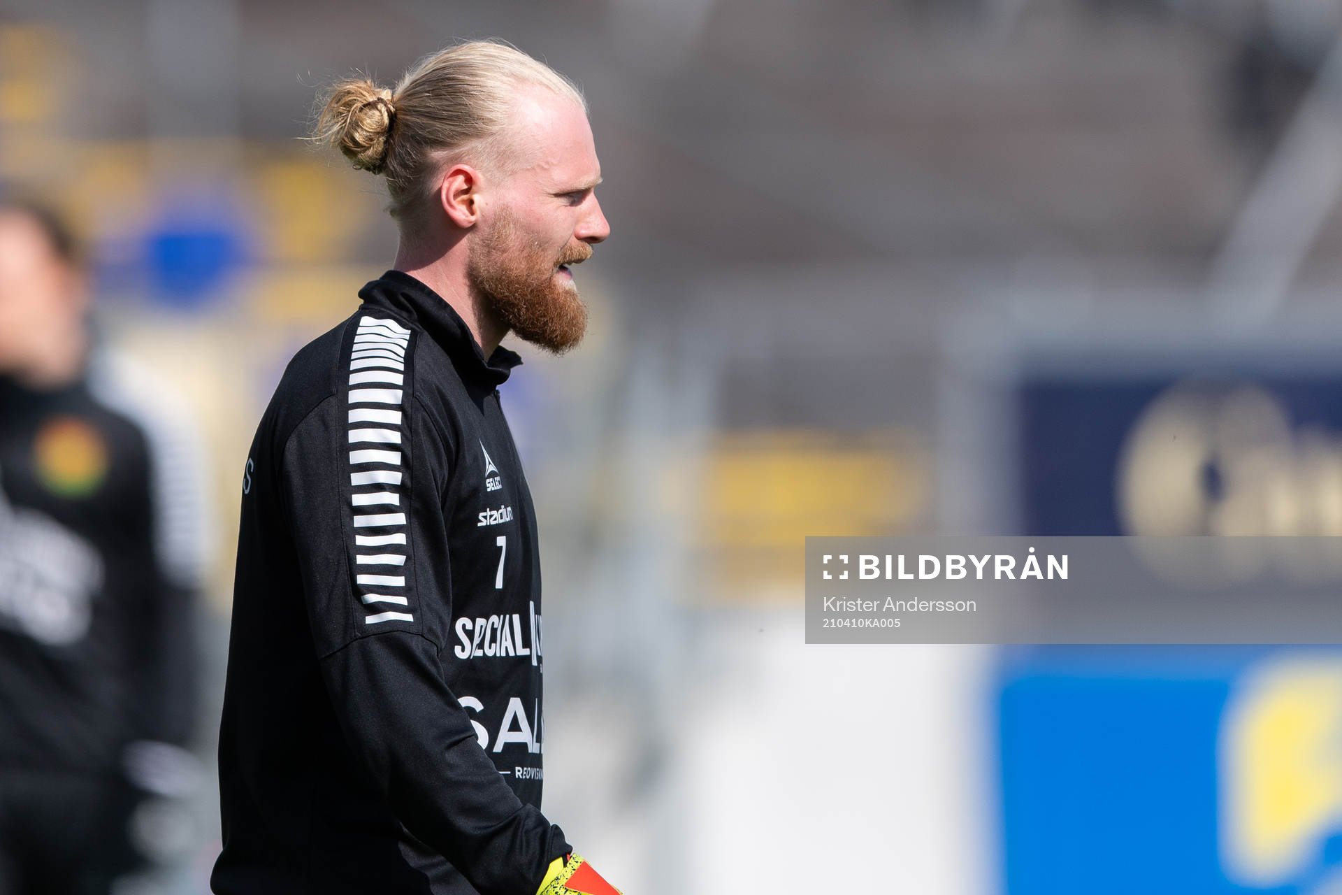 GAIS målvakt Mathias Karlsson före fotbollsmatchen i Superettan mellan Falkenberg och GAIS den 10 april 2021 i Falkenberg. 