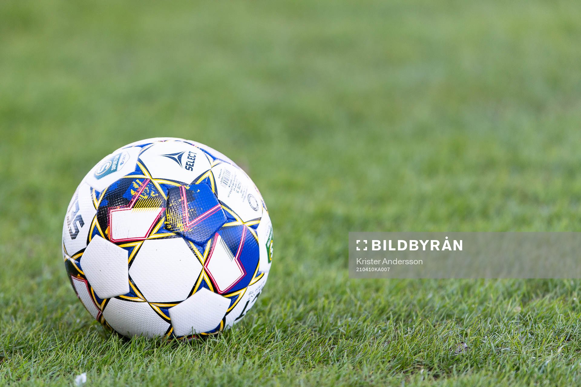 En fotboll före fotbollsmatchen i Superettan mellan