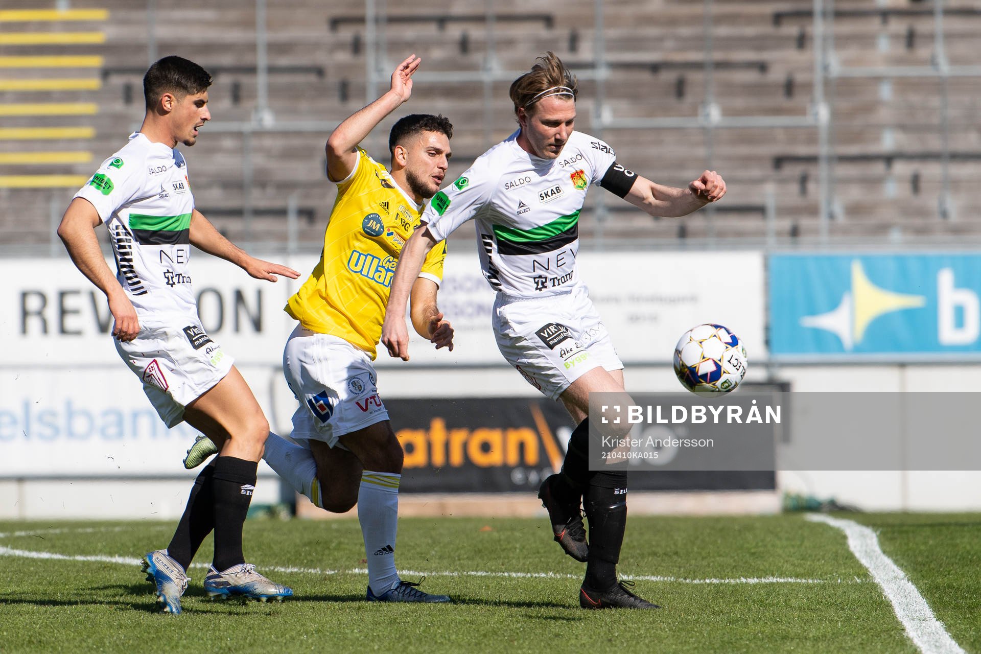 GAIS Emin Grozdanic och August Wängberg i kamp med Falkenbergs Edi Sylisufaj under fotbollsmatchen i Superettan mellan Falkenberg och GAIS den 10 april 2021 i Falkenberg.