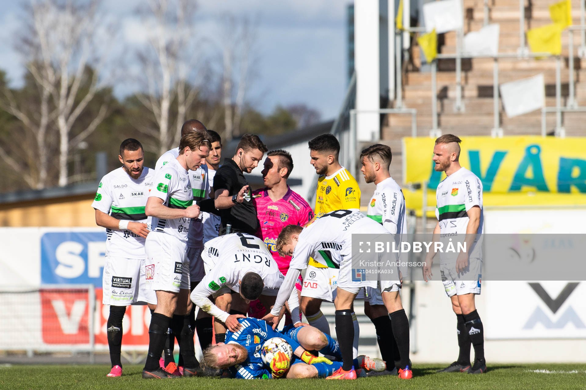 GAIS målvakt Mathias Karlsson blir trampad av Falkenbergs