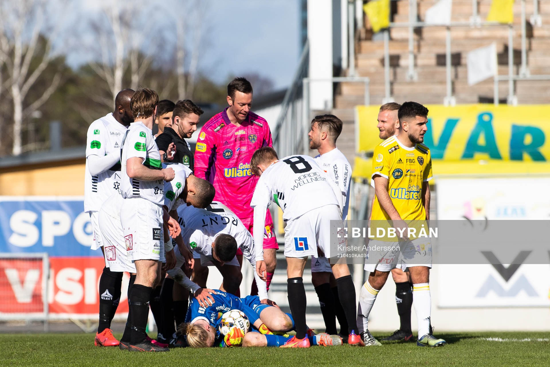 GAIS målvakt Mathias Karlsson blir trampad av Falkenbergs